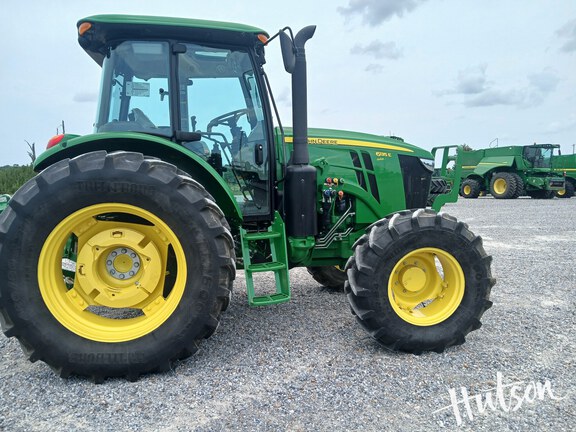 Photo of 2022 John Deere 6135E
