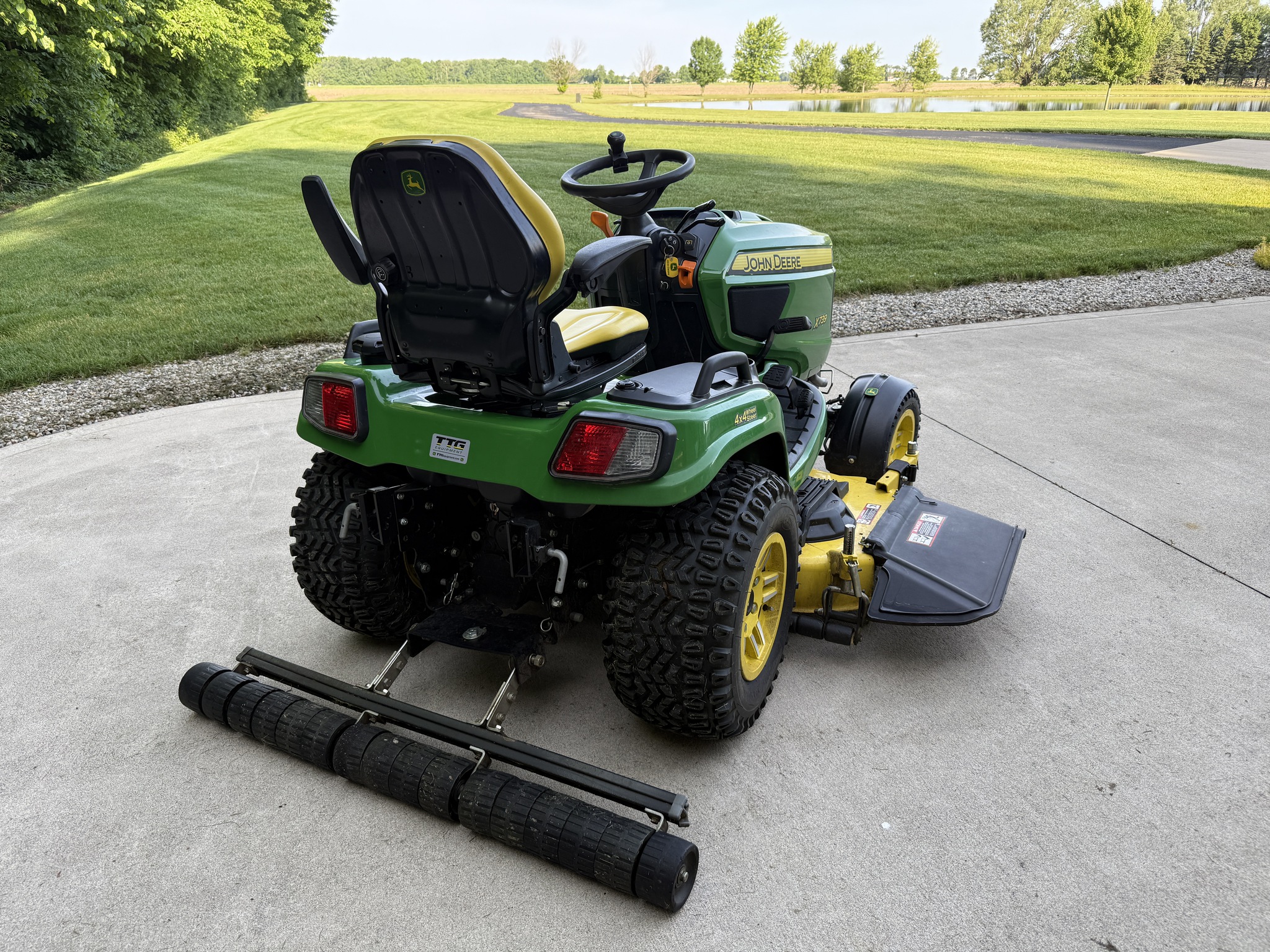 2022 John Deere X739 Image 8