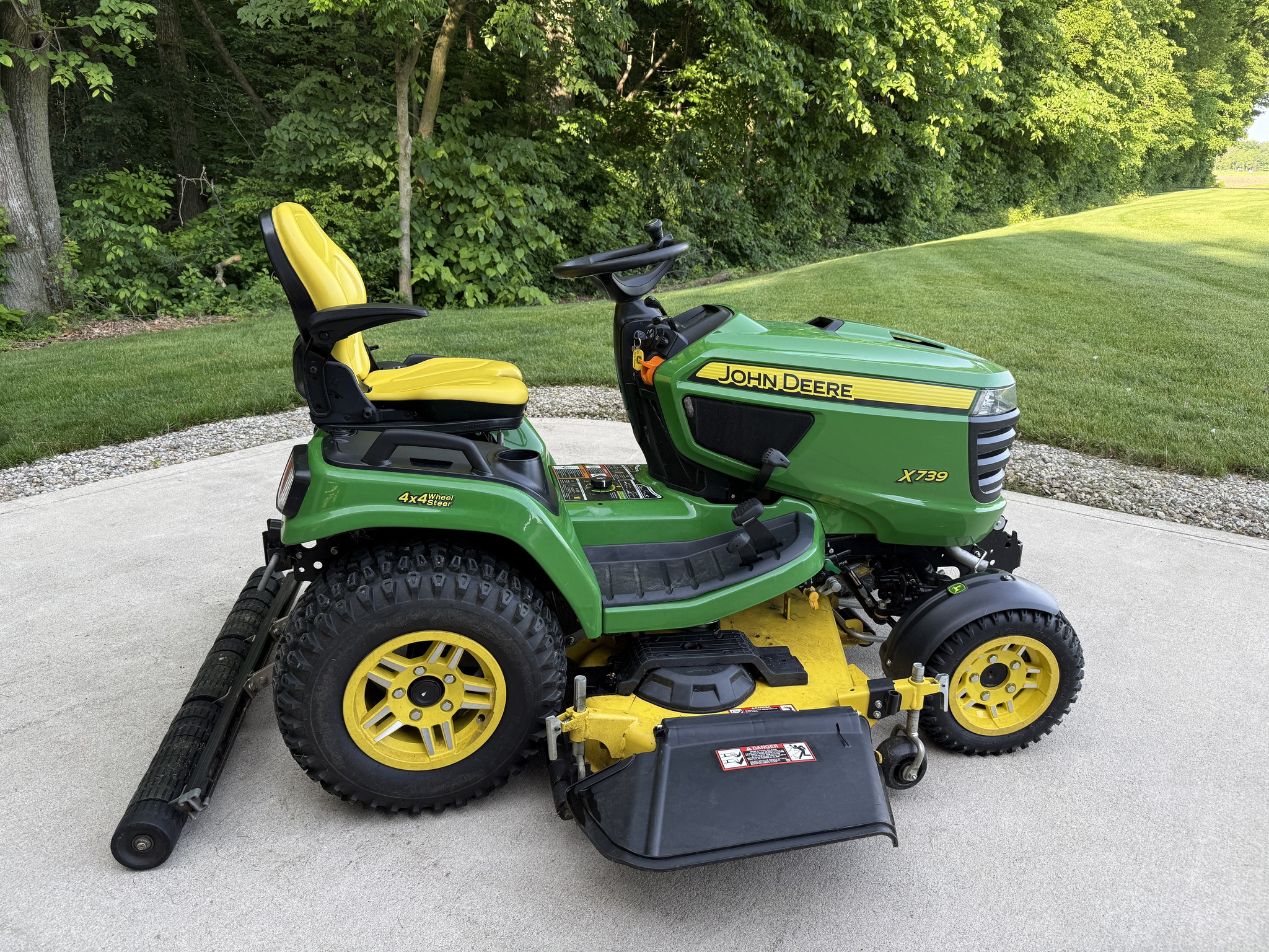 2022 John Deere X739 Image 10