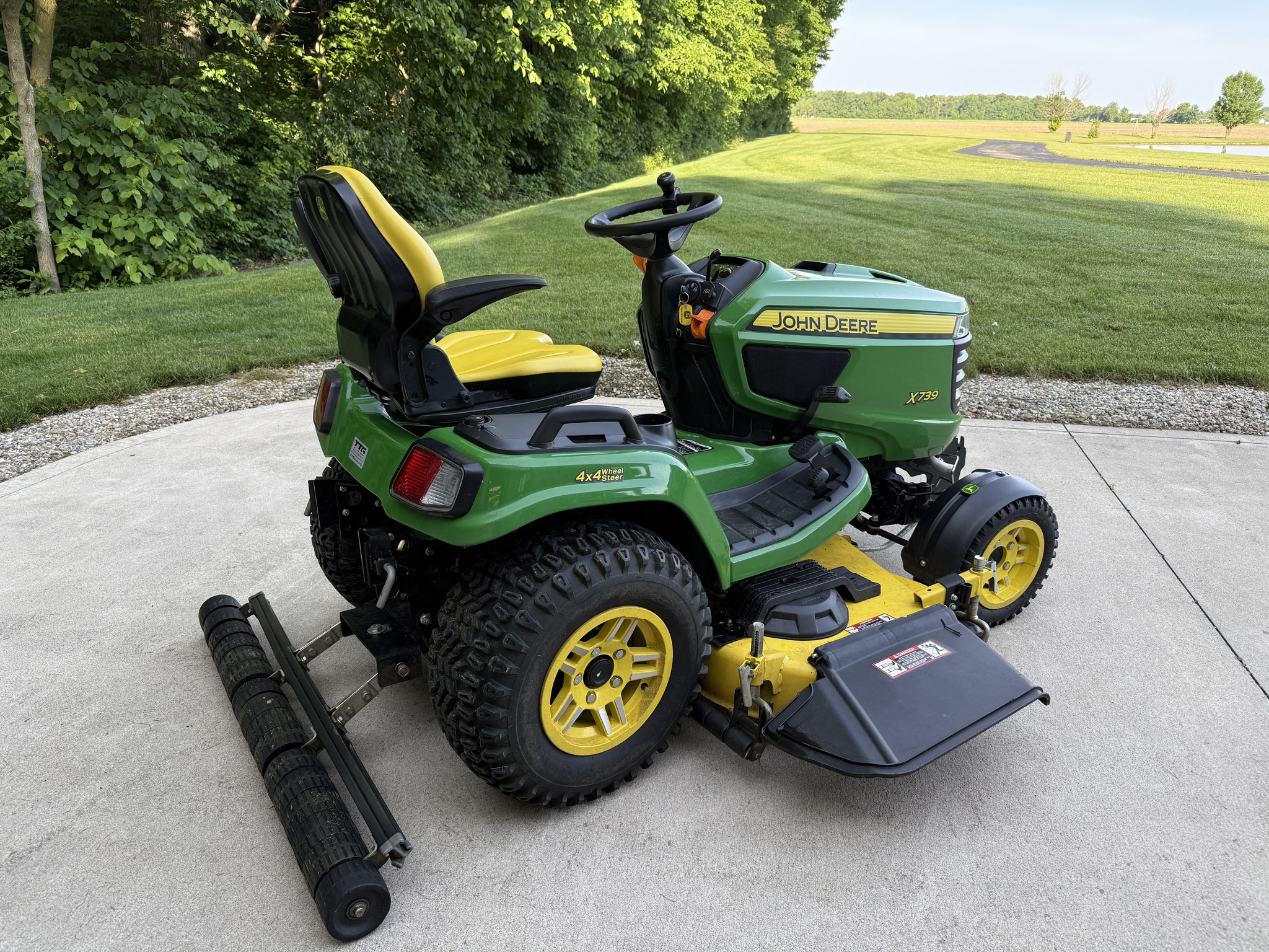 2022 John Deere X739 Image 9