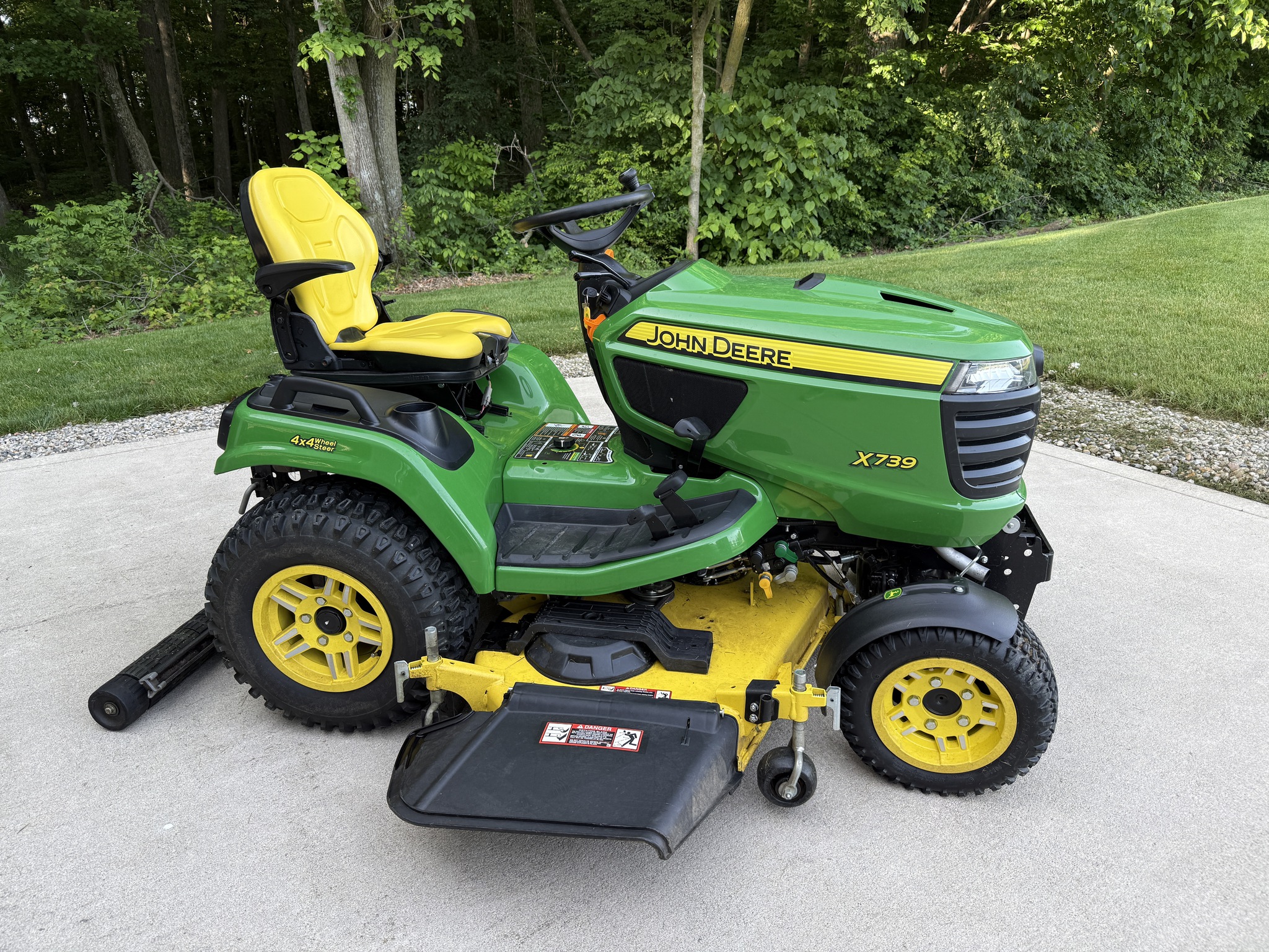 2022 John Deere X739 Image 11