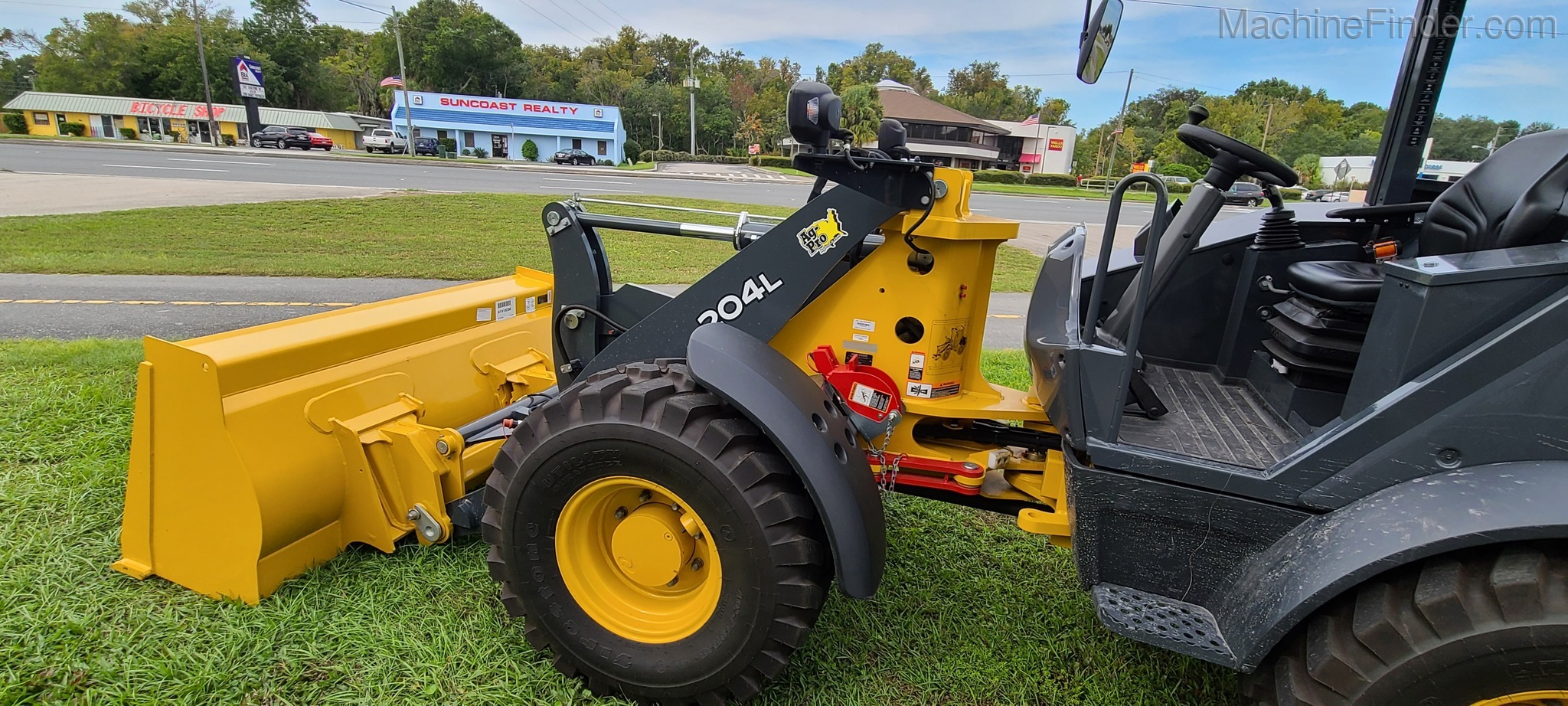 2020 John Deere 204L Image 2