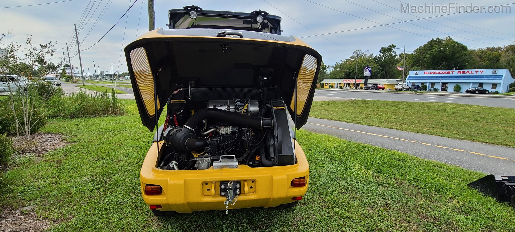 2020 John Deere 204L Image 3