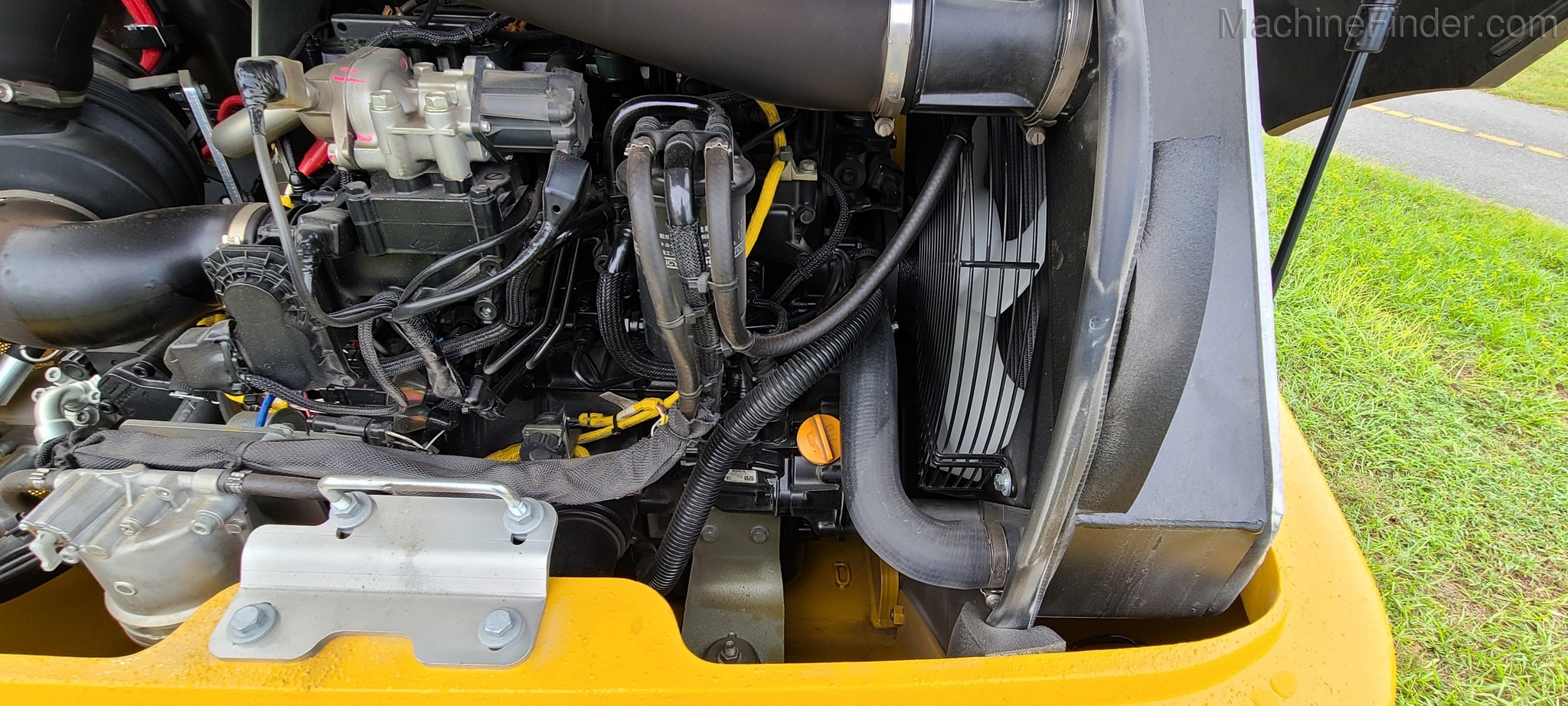 2020 John Deere 204L Image 5