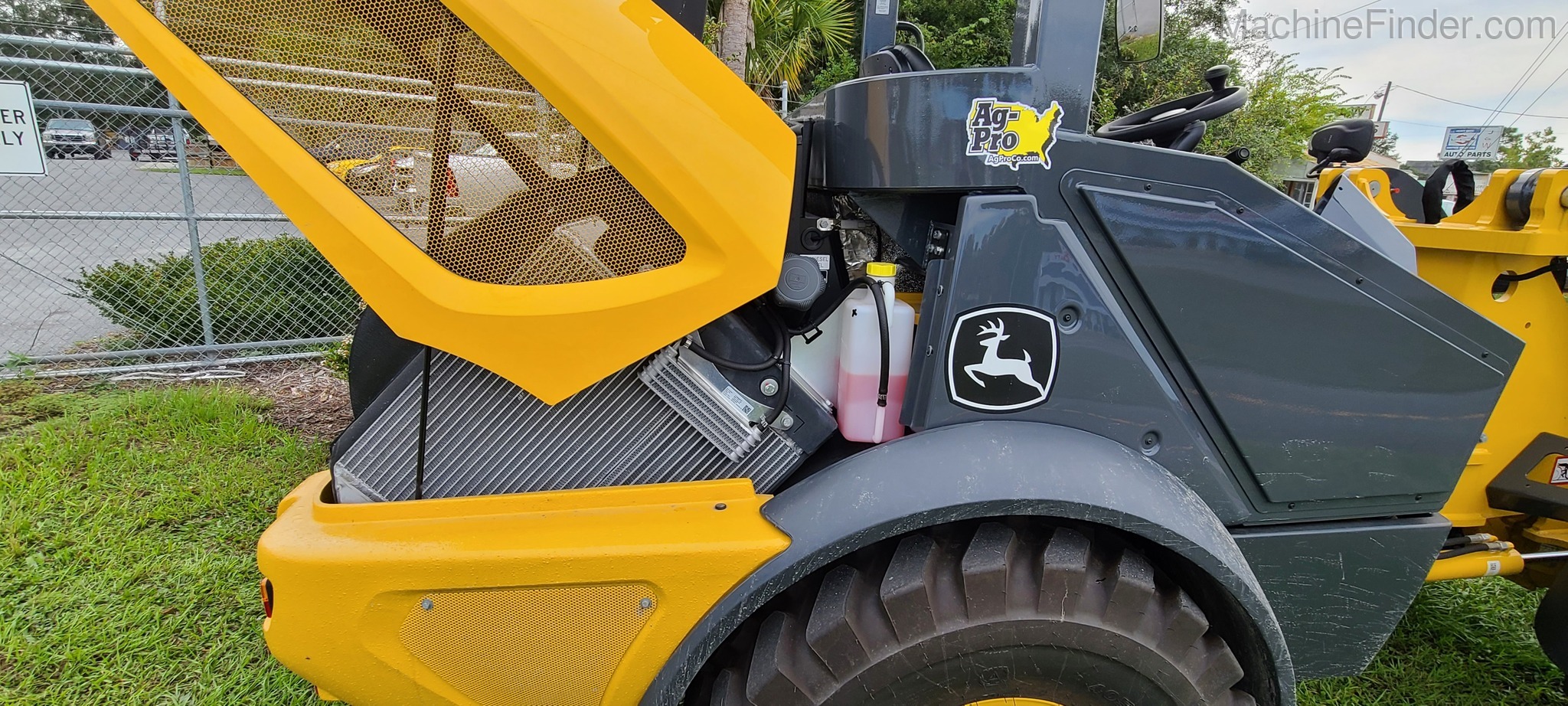 2020 John Deere 204L Image 7