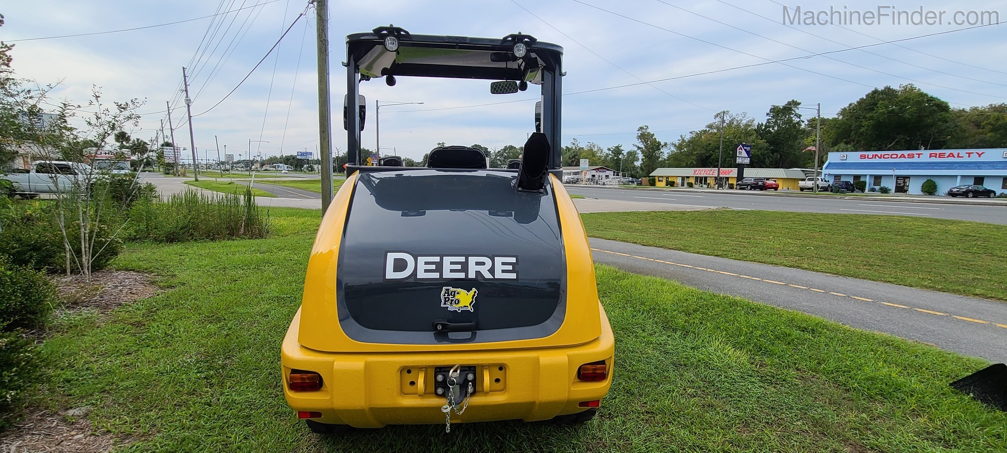 2020 John Deere 204L Image 8