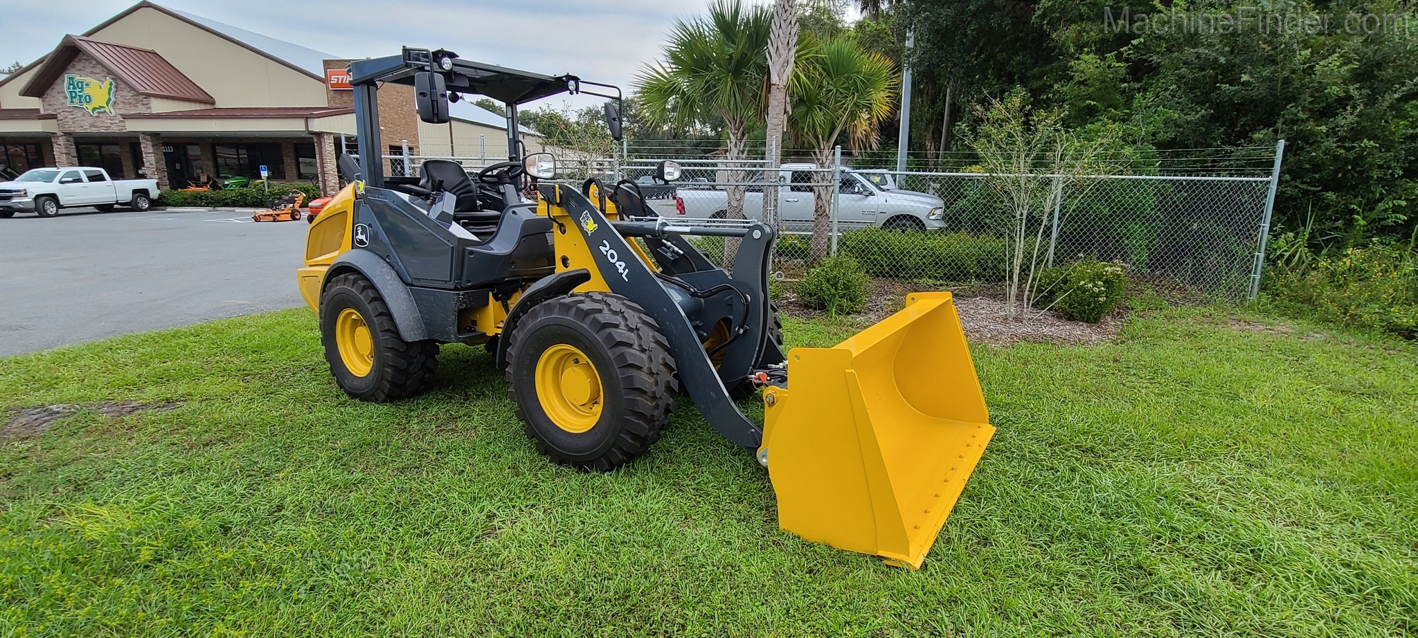 2020 John Deere 204L Image 9