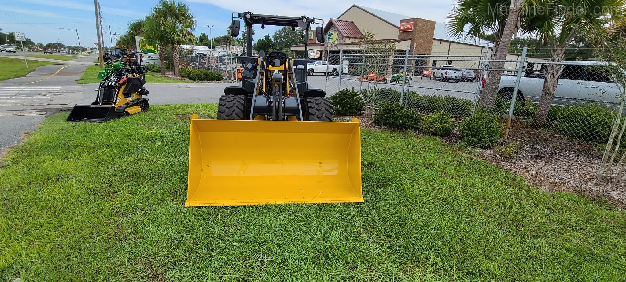 2020 John Deere 204L Image 10