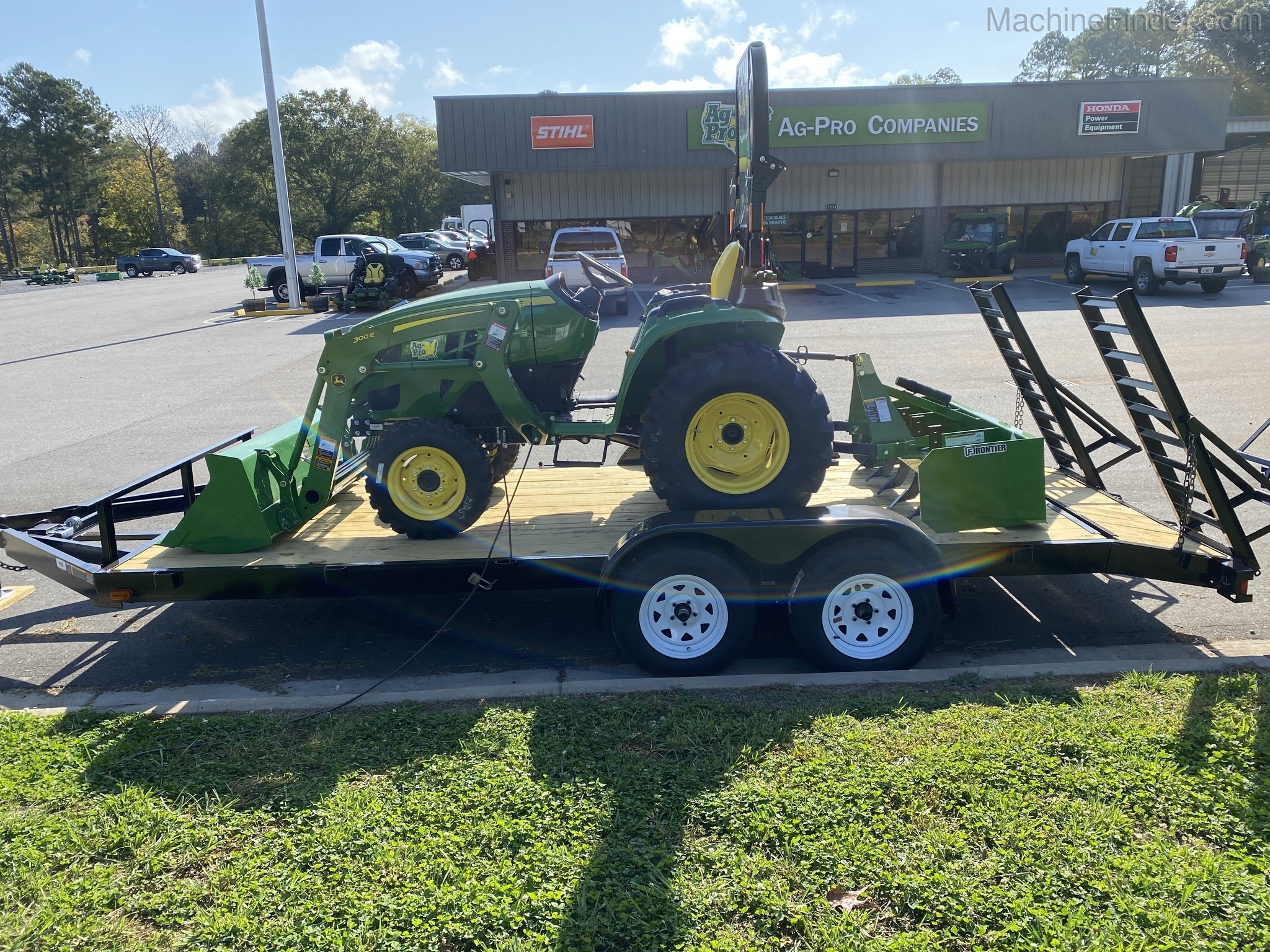 2020 John Deere 3032E Image 2