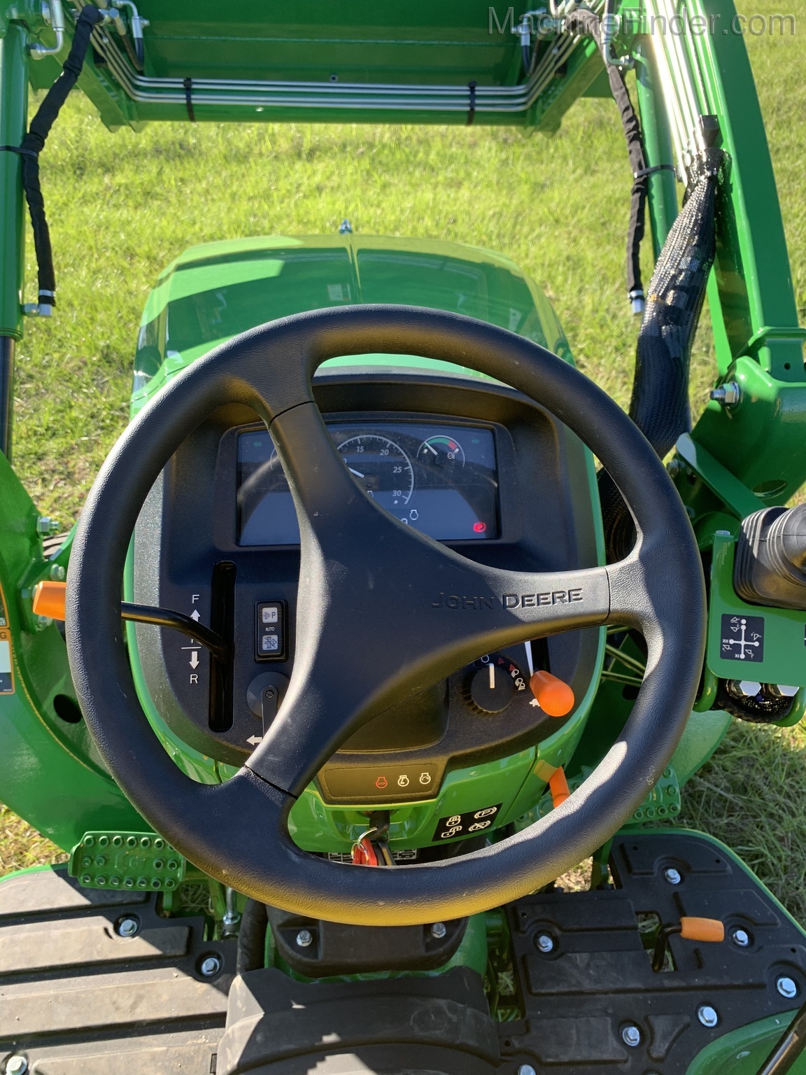2020 John Deere 3043D Image 8