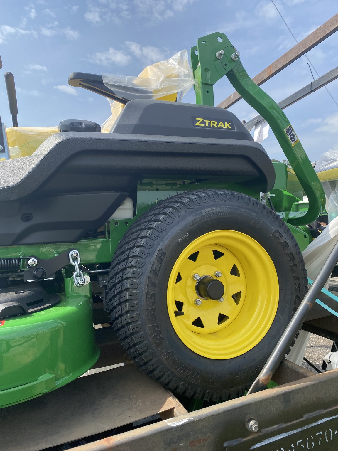 2023 John Deere Z720E Image 2