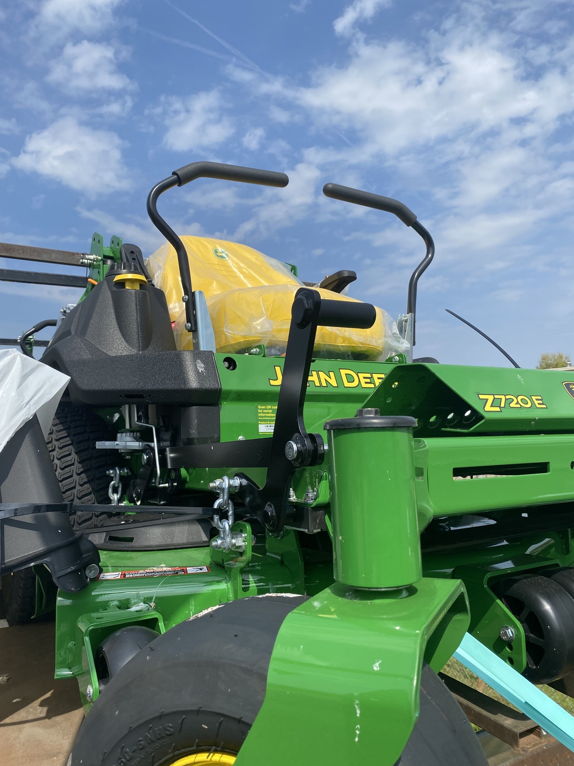 2023 John Deere Z720E Image 4