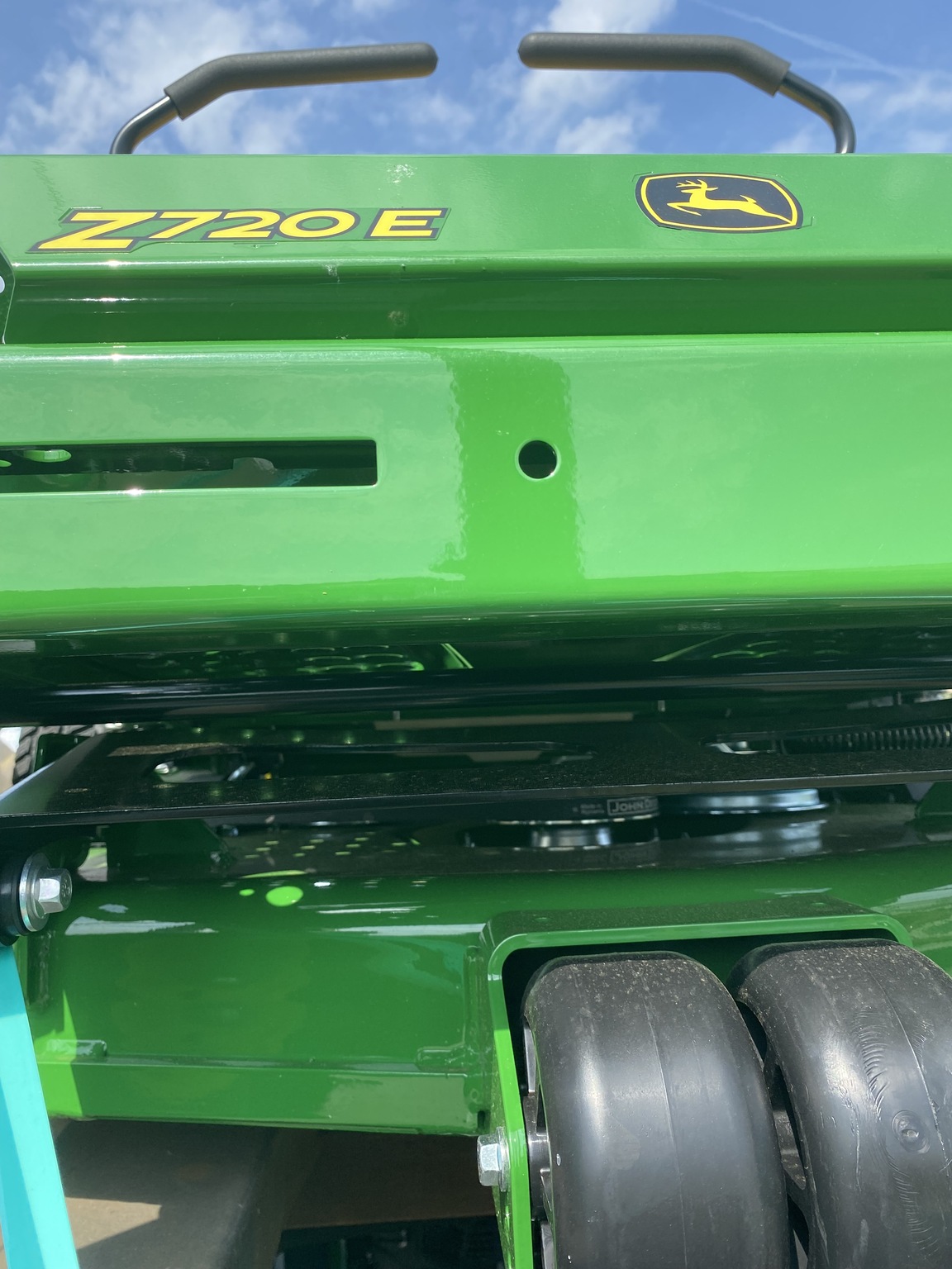 2023 John Deere Z720E Image 5