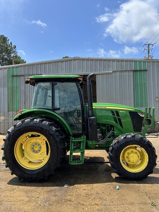 2019 John Deere 6105E cab Photo 3
