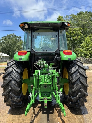 2019 John Deere 6105E cab Photo 4