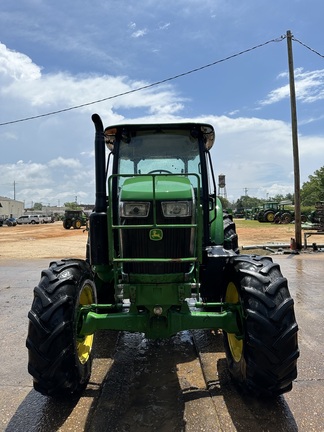 2019 John Deere 6105E cab Photo 2