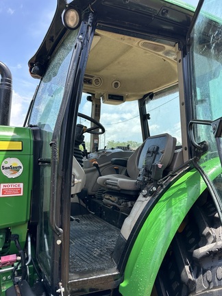 2019 John Deere 6105E cab Photo 5