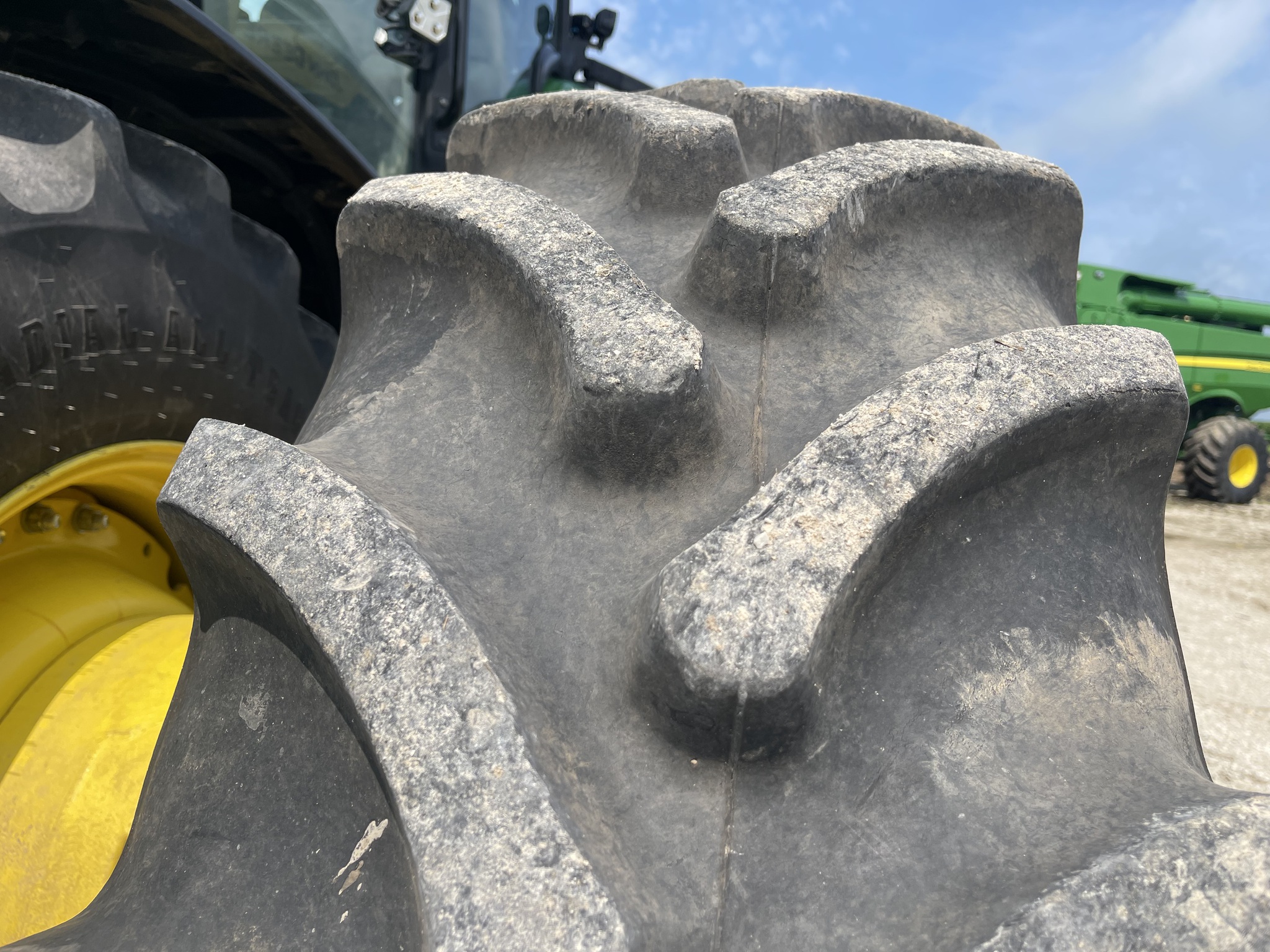  2023 John Deere 8R 370 at Heritage Tractor in Roanoke, IL