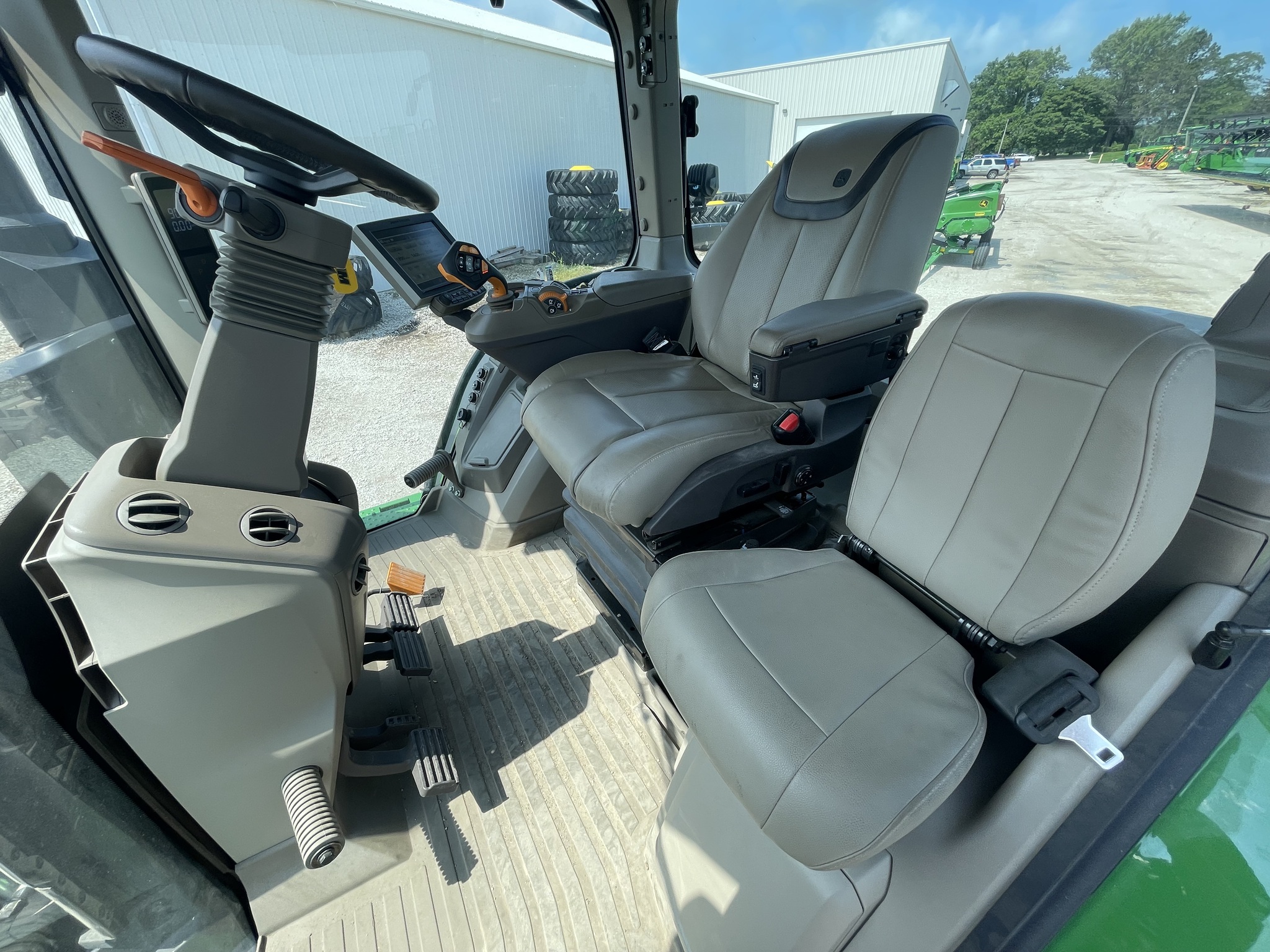 2023 John Deere 8R 370 at Heritage Tractor in Roanoke, IL