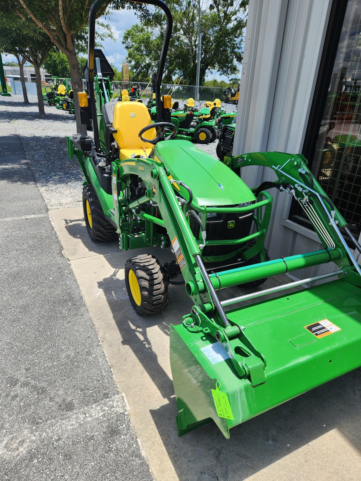 2023 John Deere 1025R Image 3