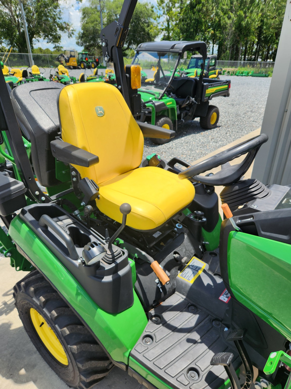 2023 John Deere 1025R Image 7