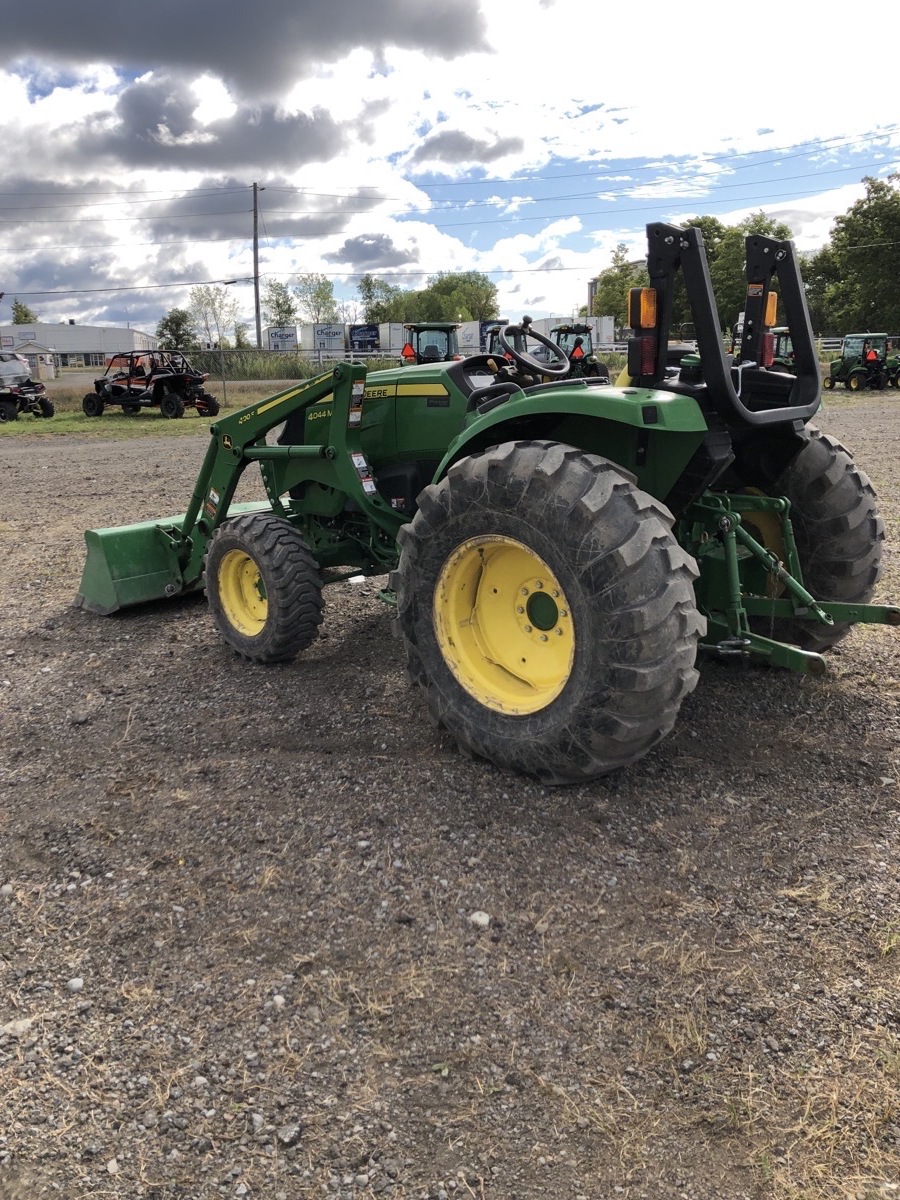 2020 John Deere 4044M Image 7