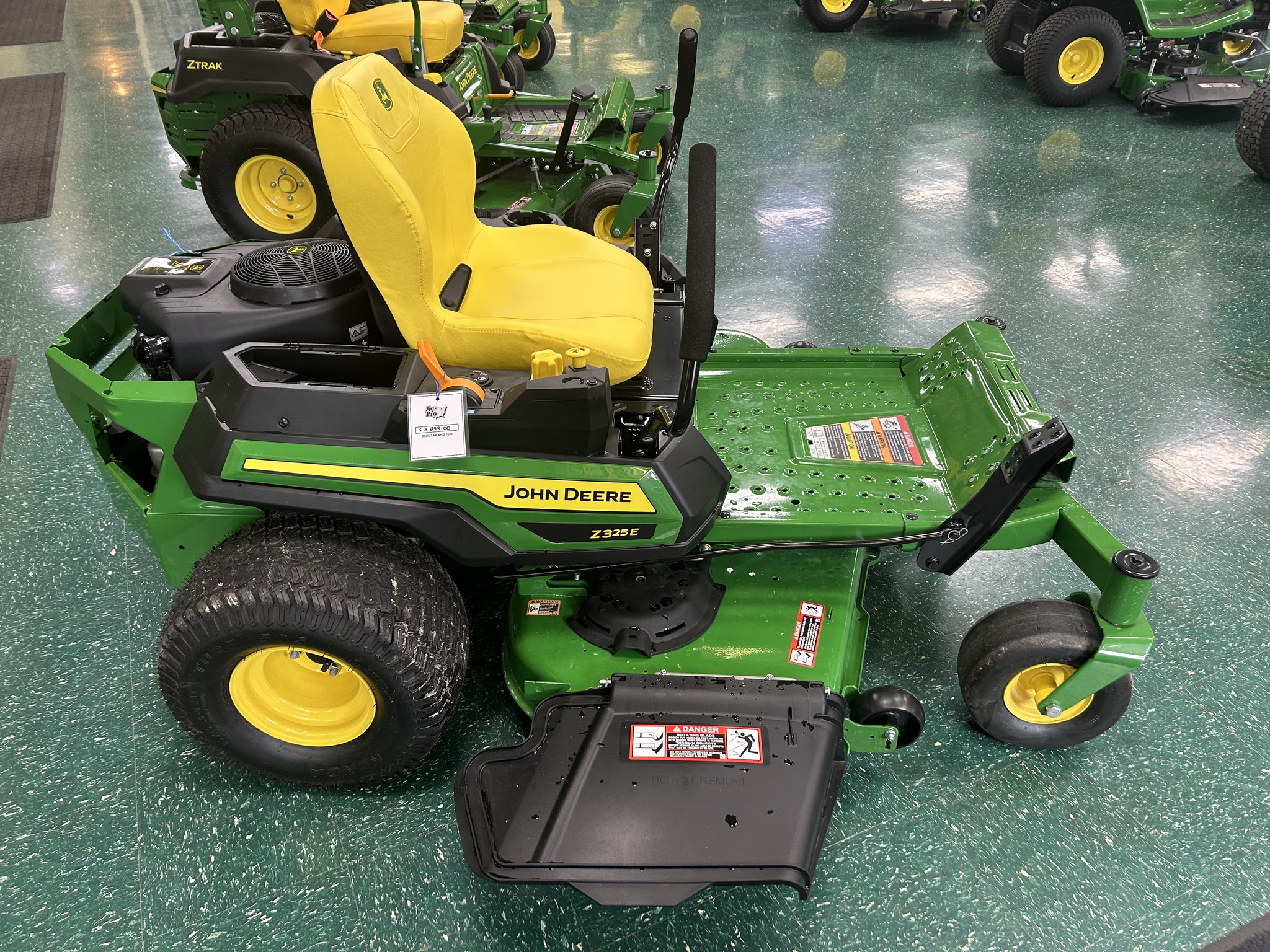 2024 John Deere Z325E Image 4