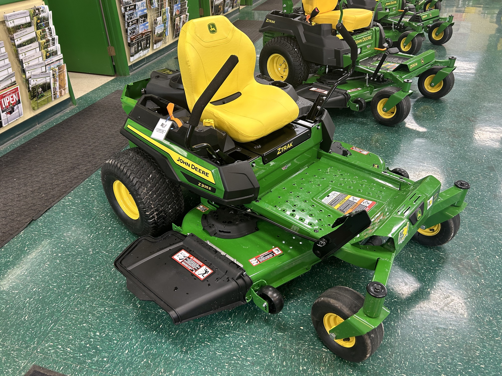 2024 John Deere Z325E Image 3