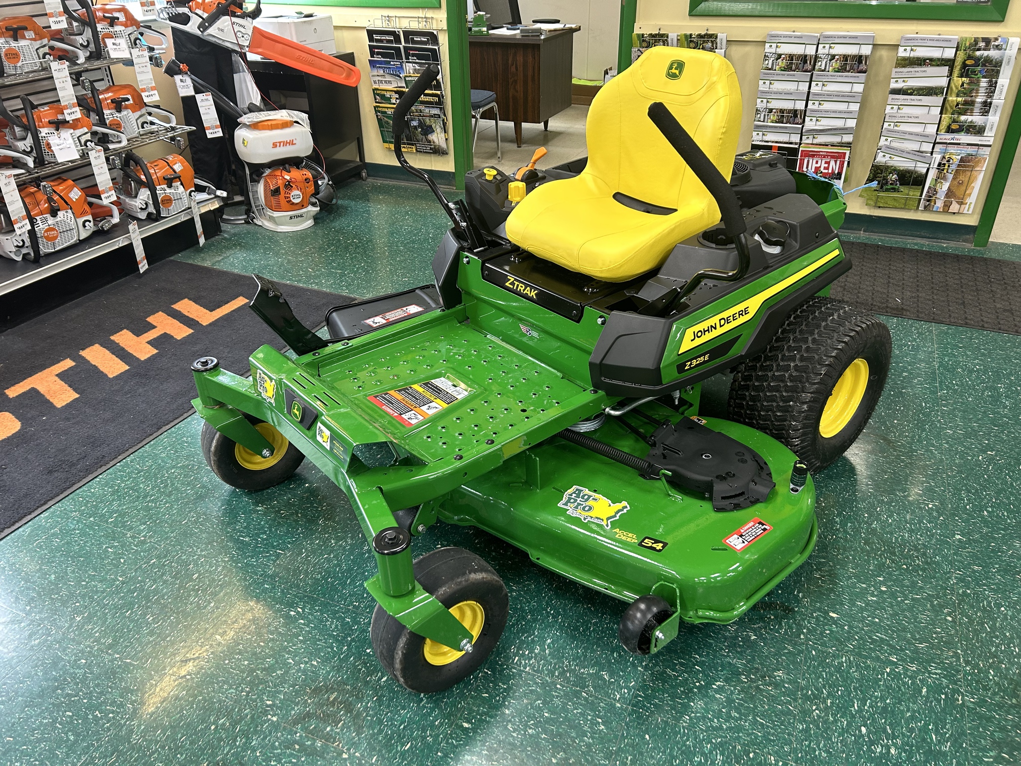 2024 John Deere Z325E Image 1