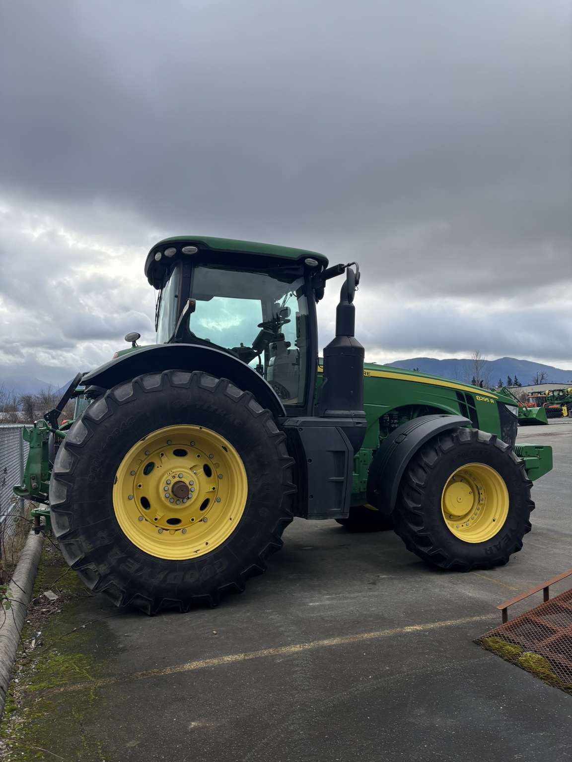 2016 John Deere 8295R Image 3