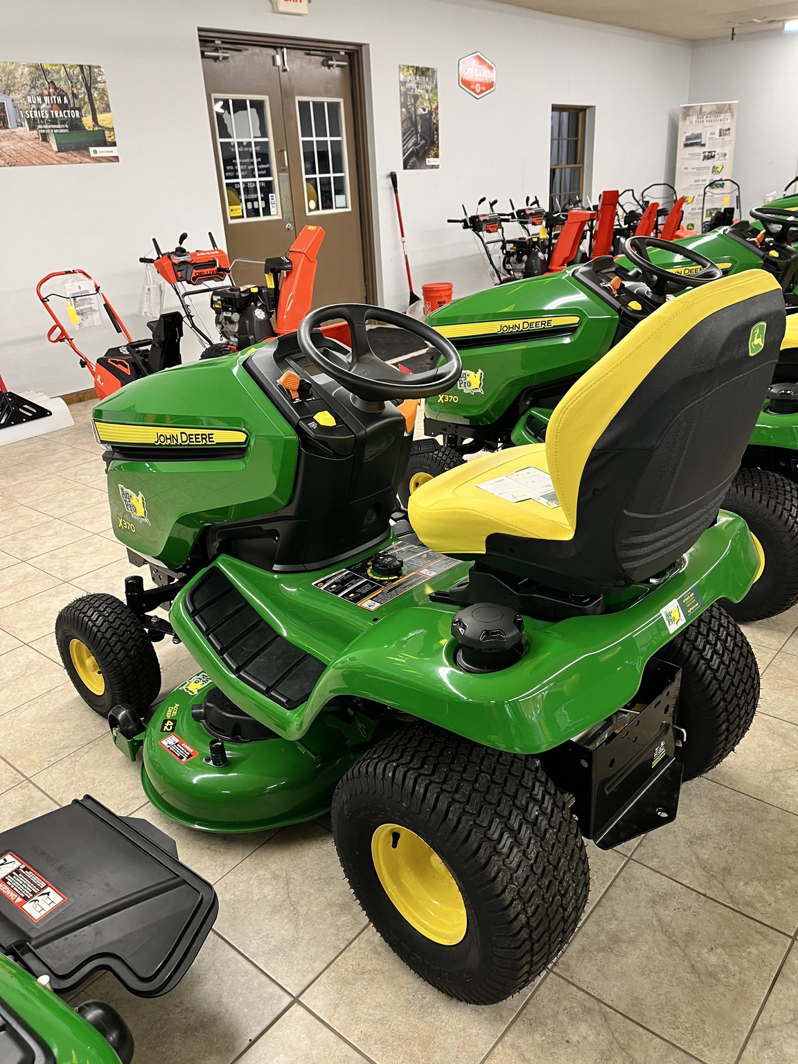 2025 John Deere X370 Image 4