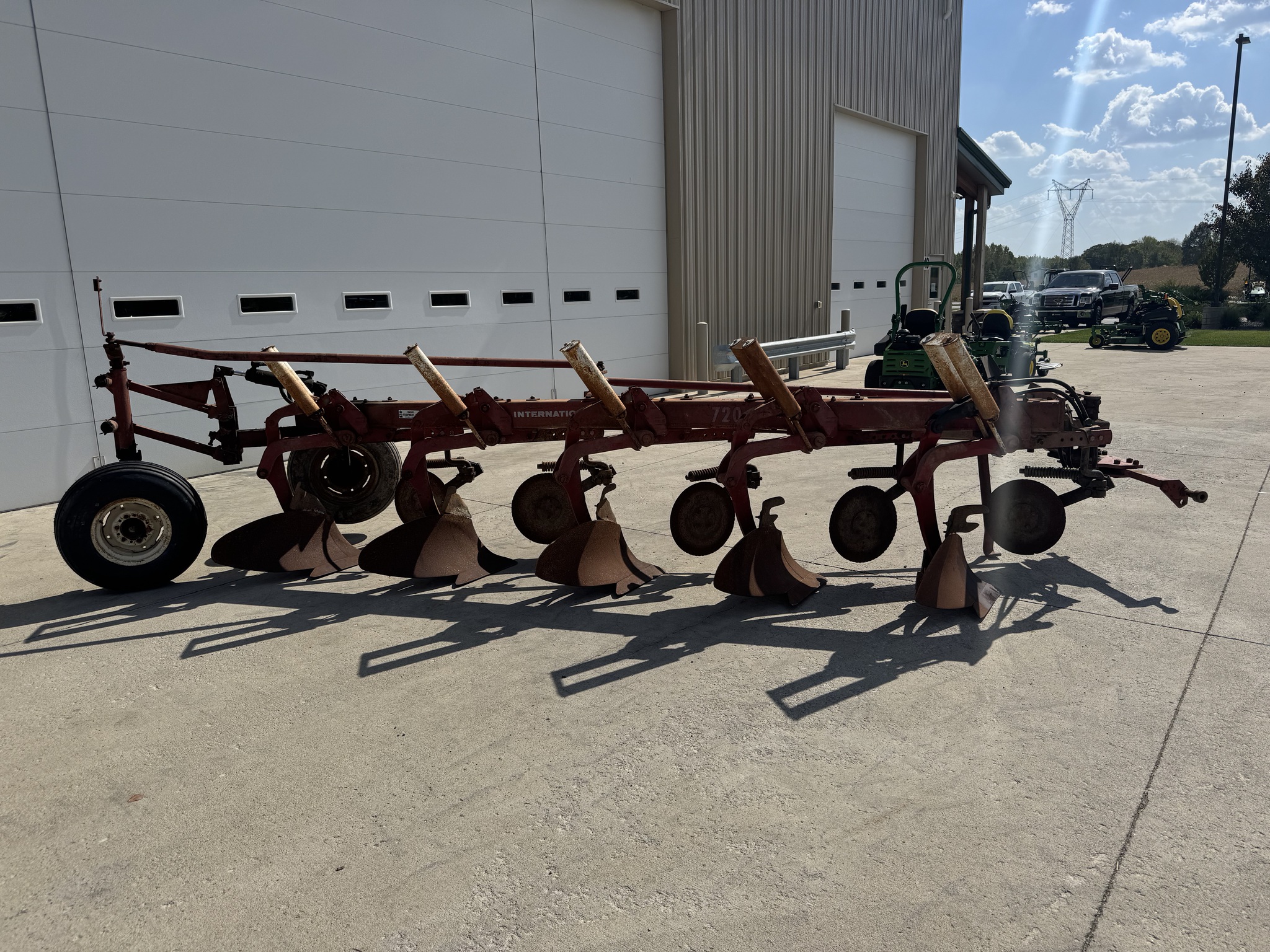 International Harvester 720 Image 3