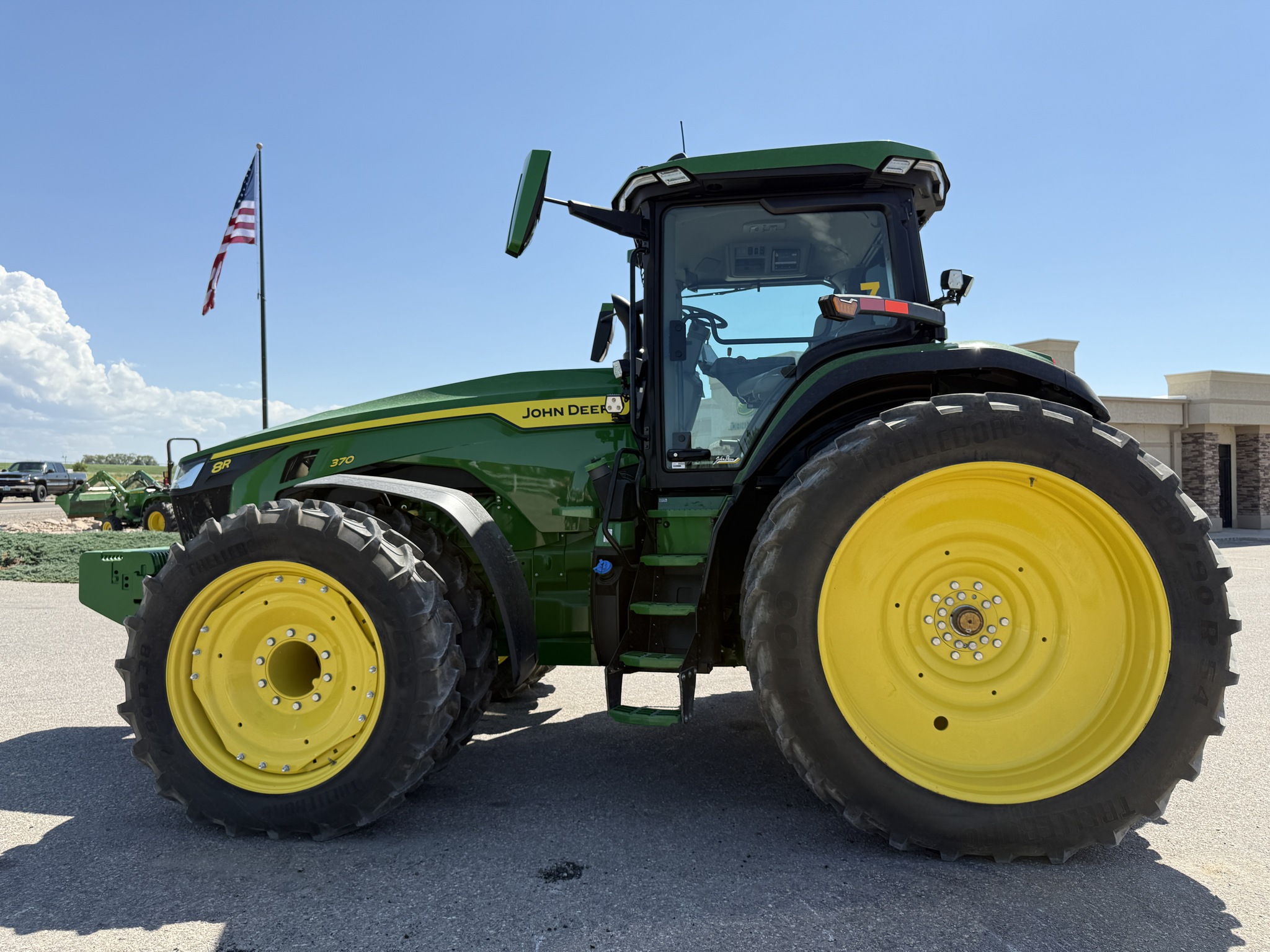 2024 John Deere 8R 370 Image 2