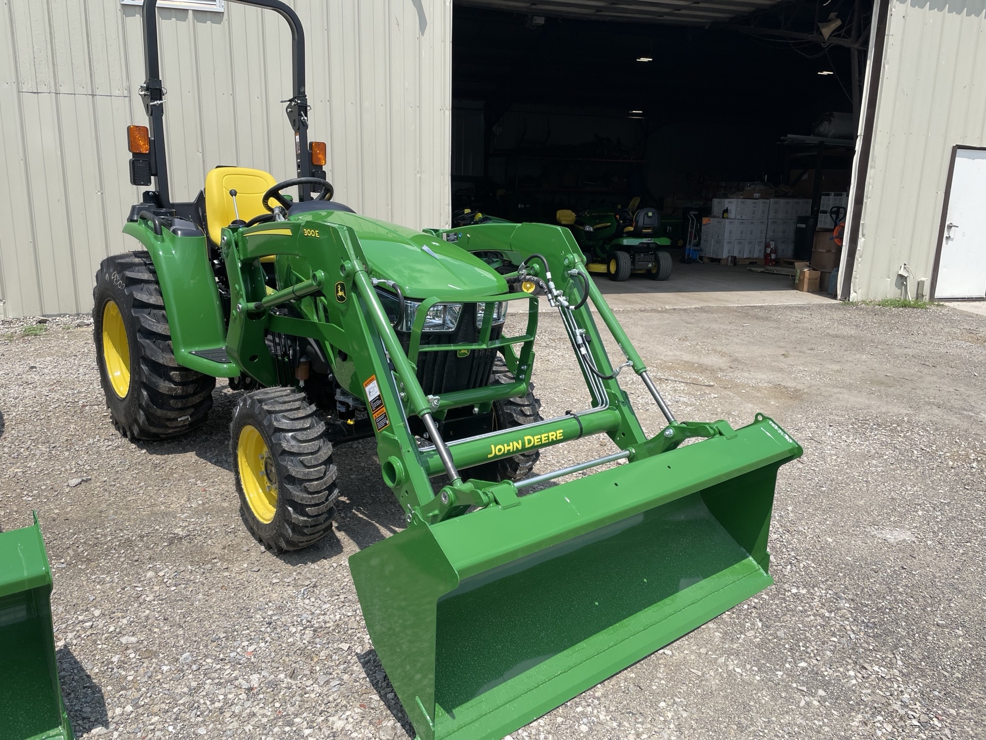 2025 John Deere 3032E Image 1