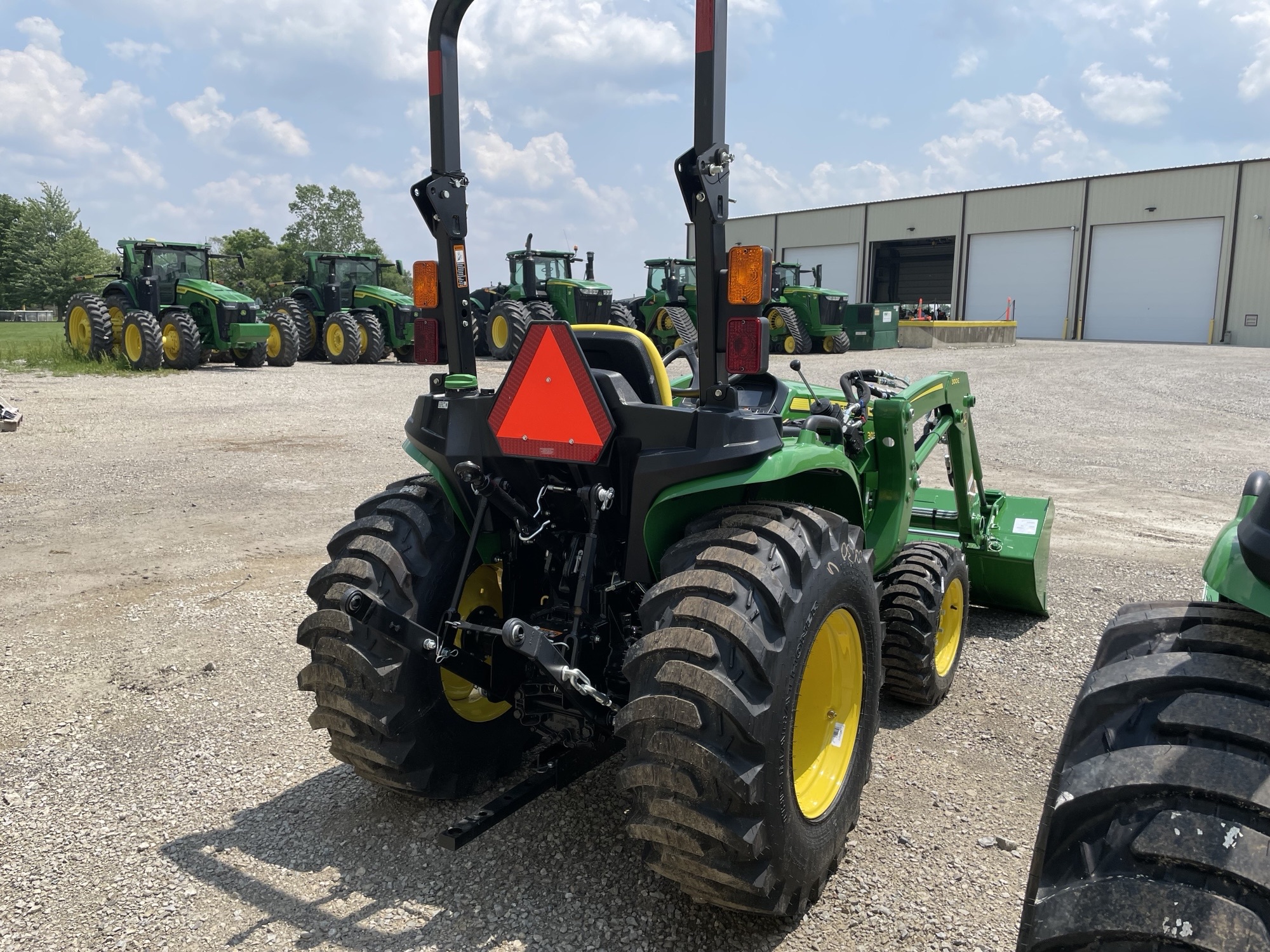2025 John Deere 3032E Image 4