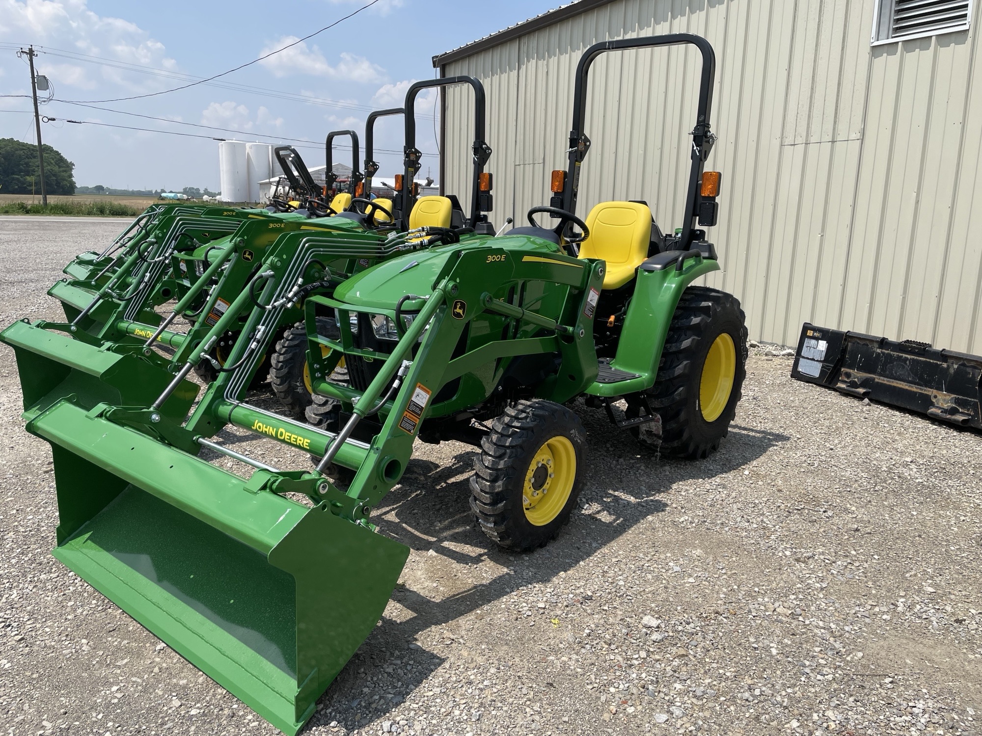 2025 John Deere 3032E Image 3