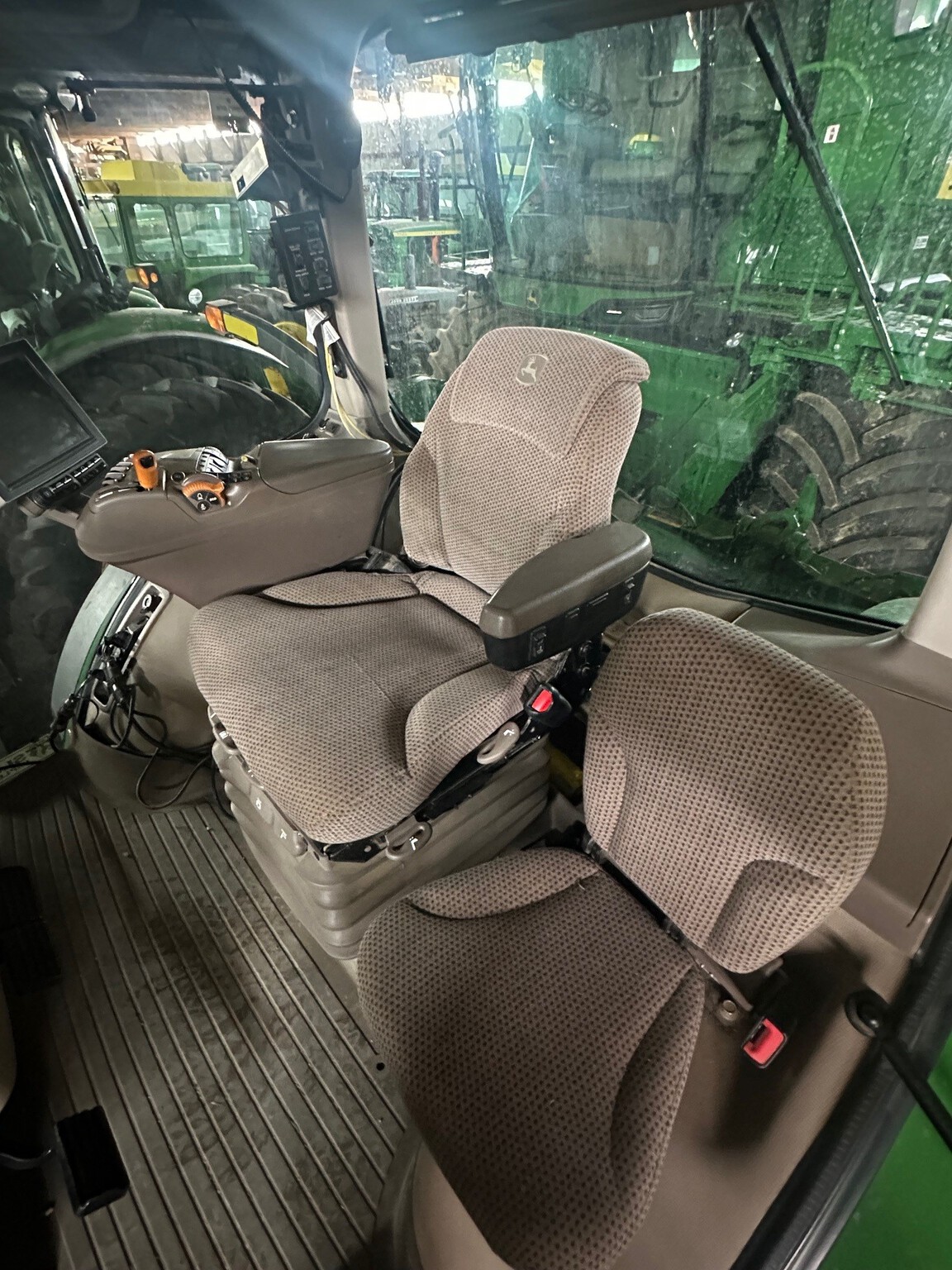  2019 John Deere 8370R at Heritage Tractor in Freeport, IL