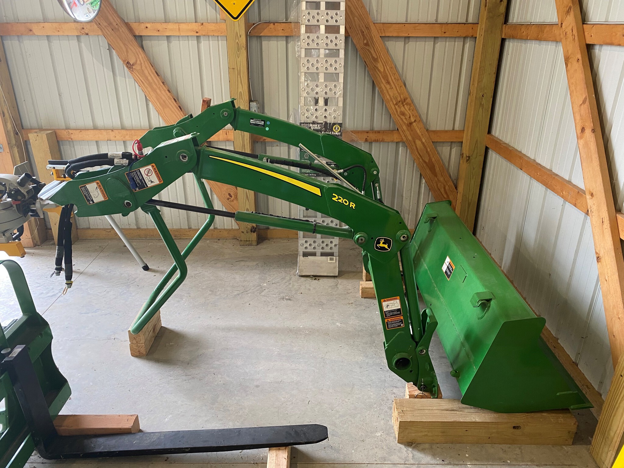 2018 John Deere 2032R Image 2