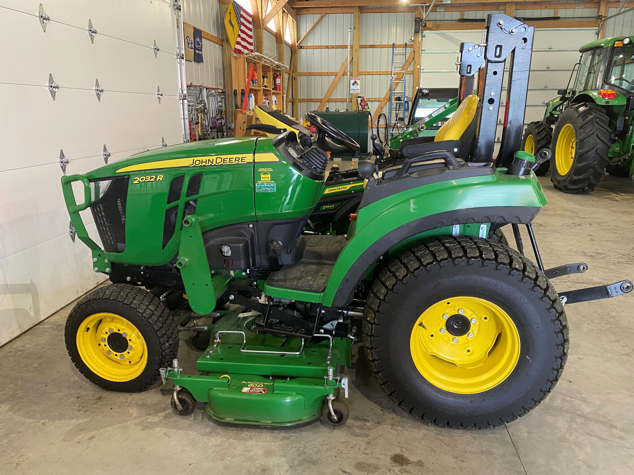 2018 John Deere 2032R Image 1