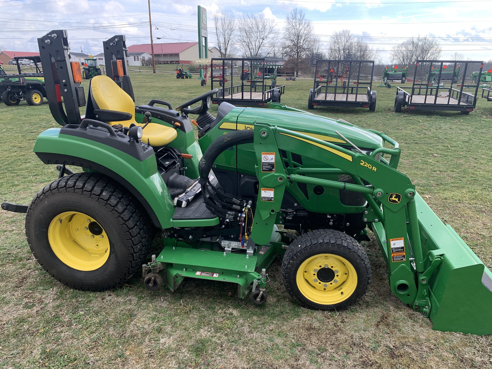 2018 John Deere 2032R Image 1