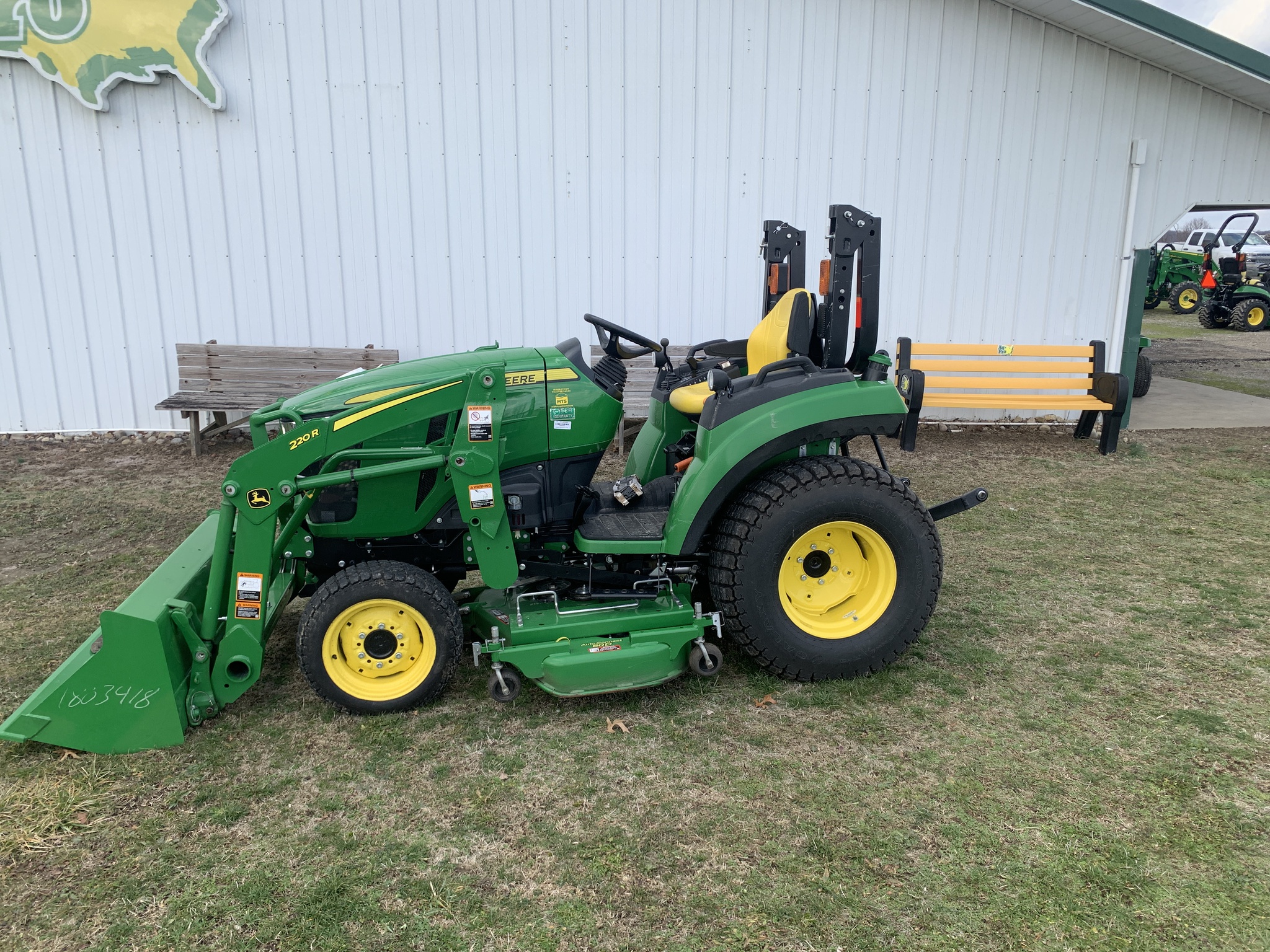 2018 John Deere 2032R Image 4