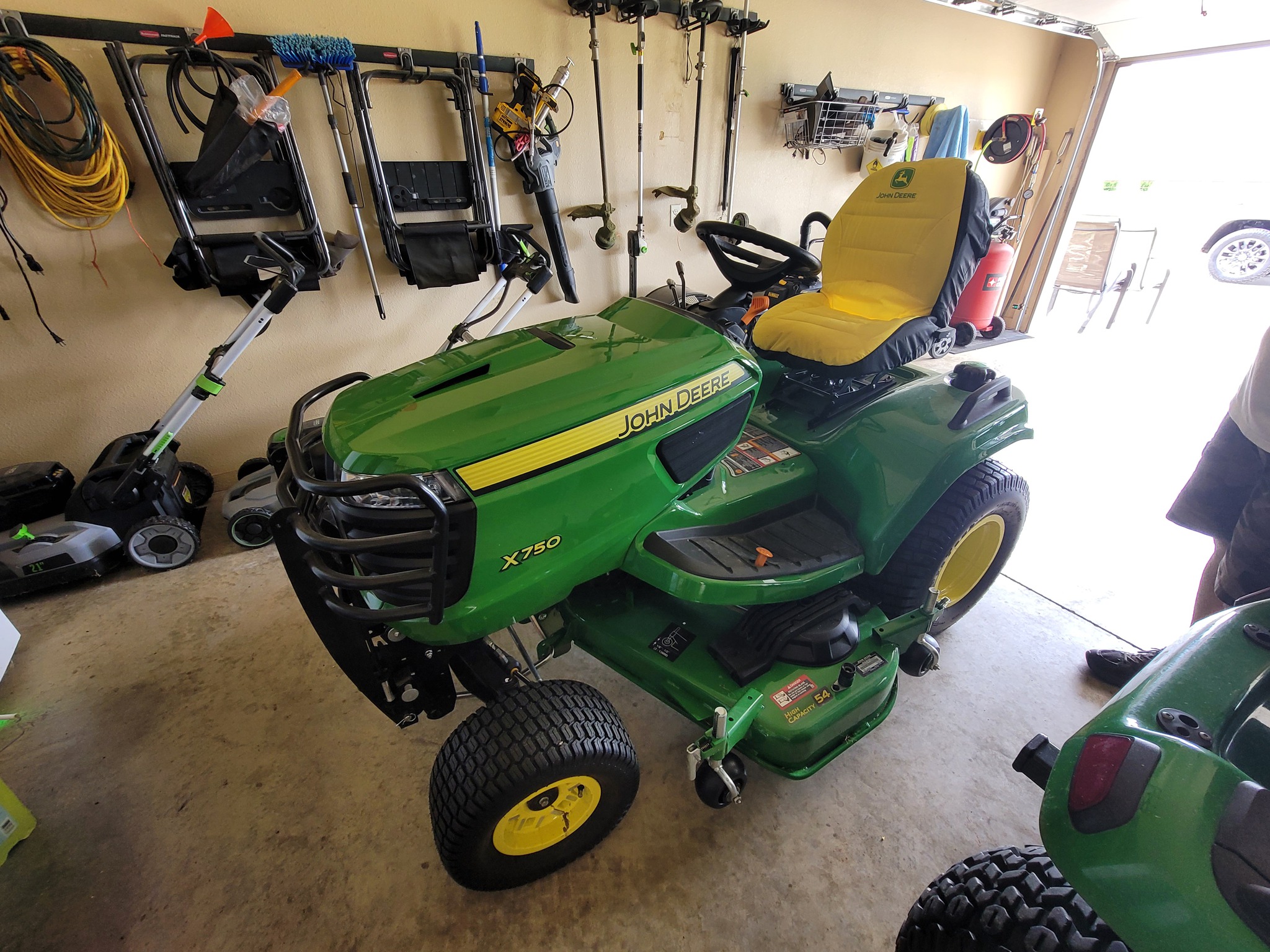 2024 John Deere X750 Image 1