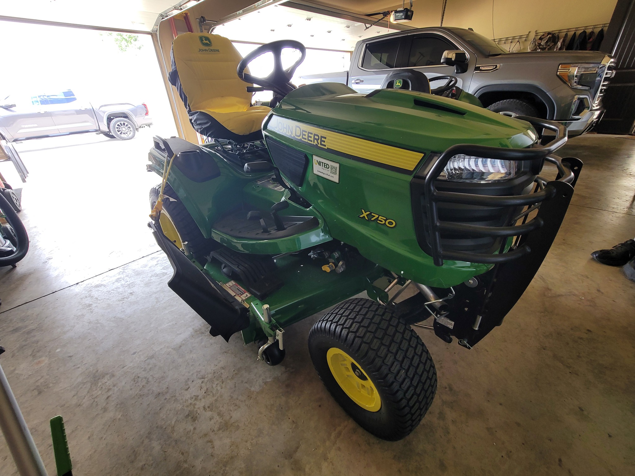 2024 John Deere X750 Image 4