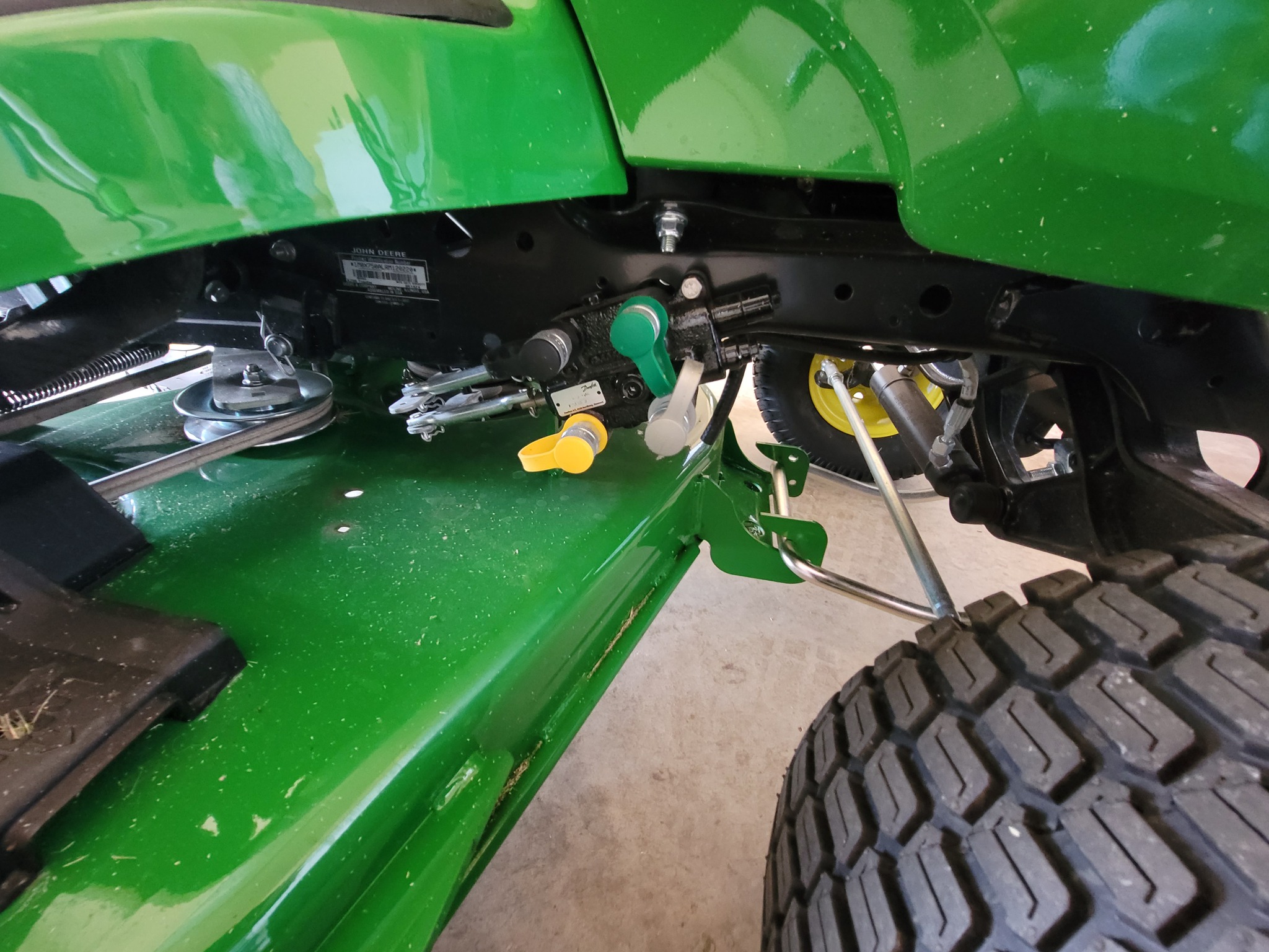 2024 John Deere X750 Image 12