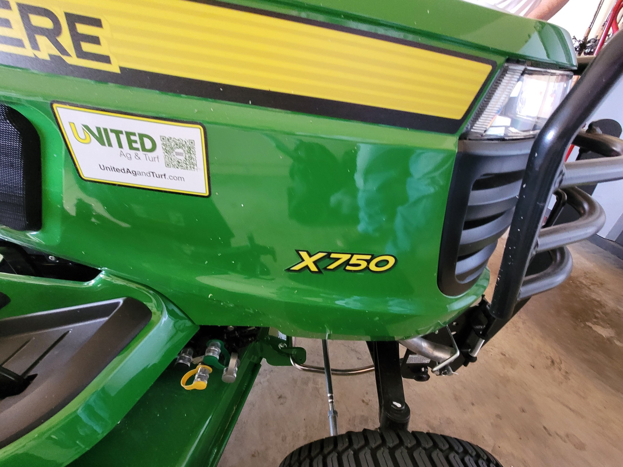 2024 John Deere X750 Image 10
