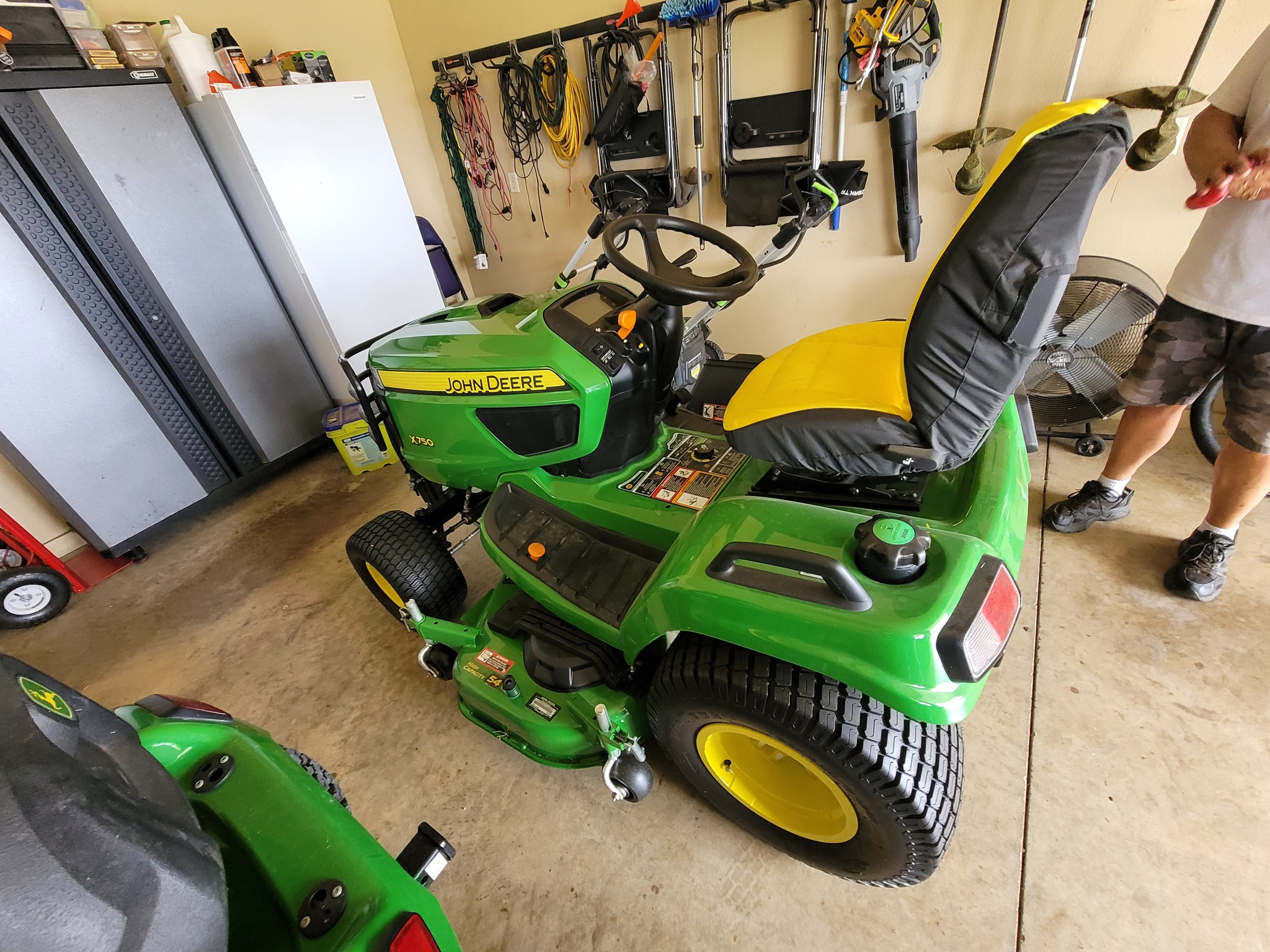 2024 John Deere X750 Image 6