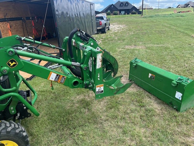 2022 John Deere 2025R Image 8