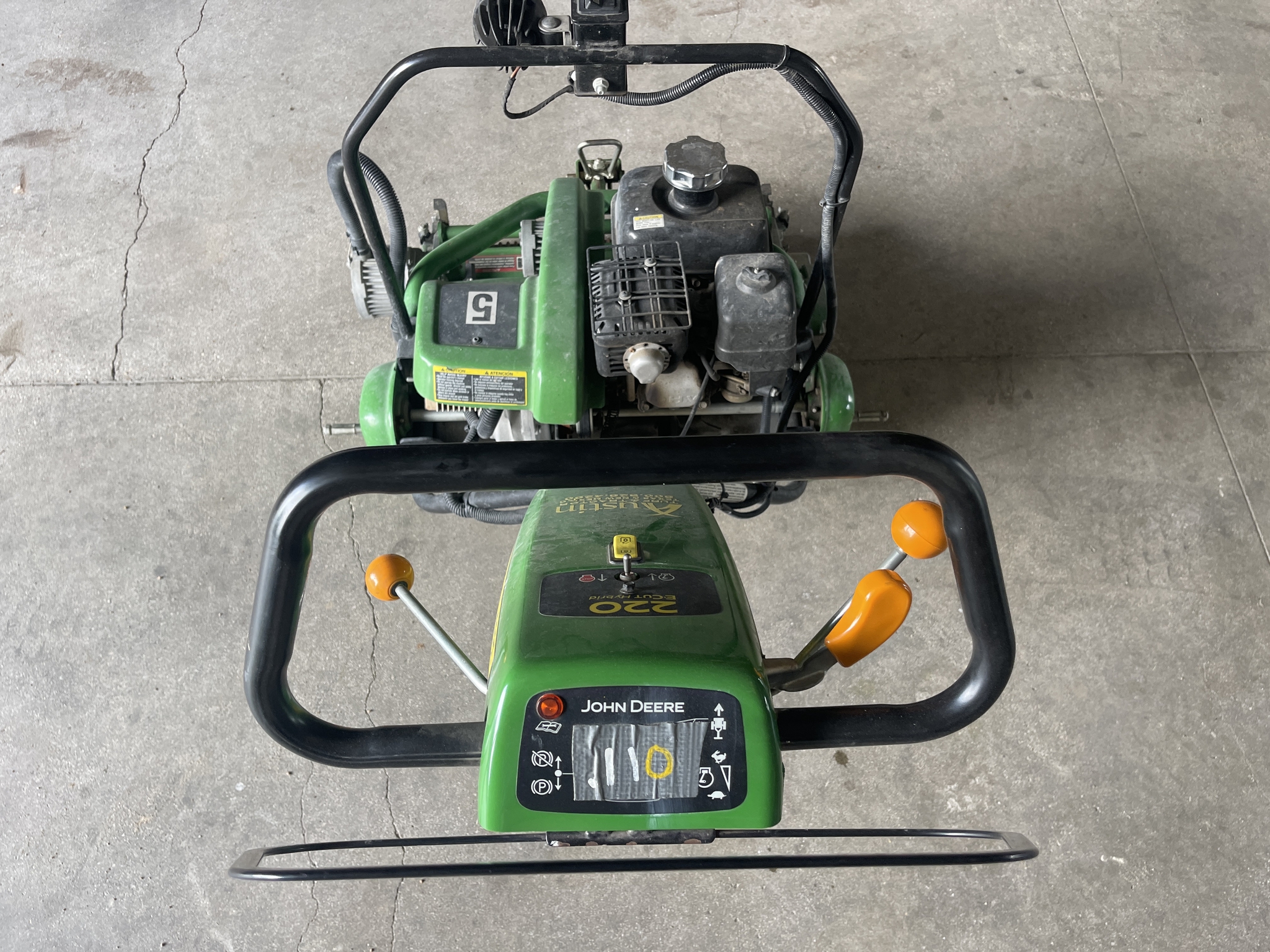2021 John Deere 220E Image 8