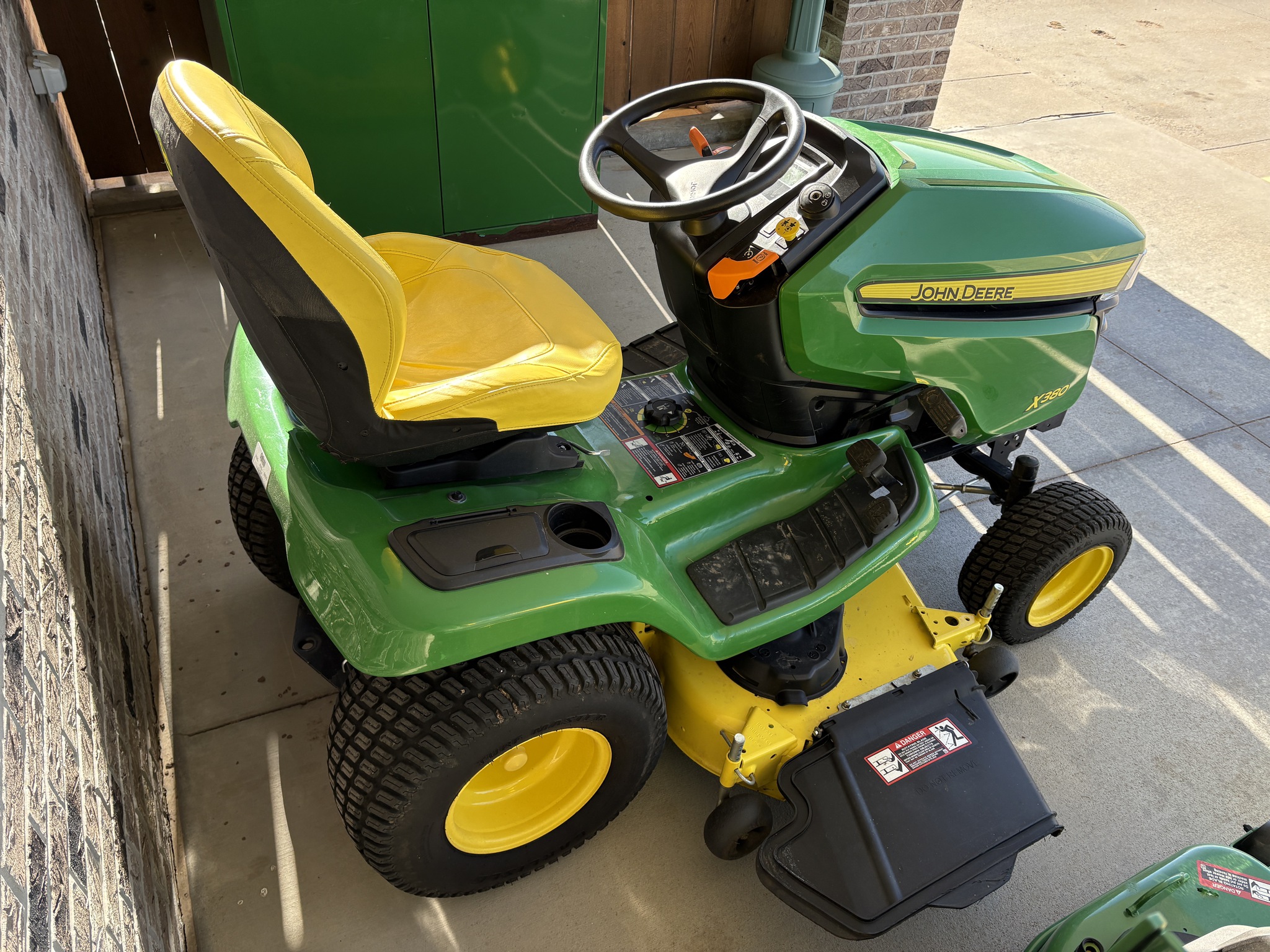 2022 John Deere X380 Image 4