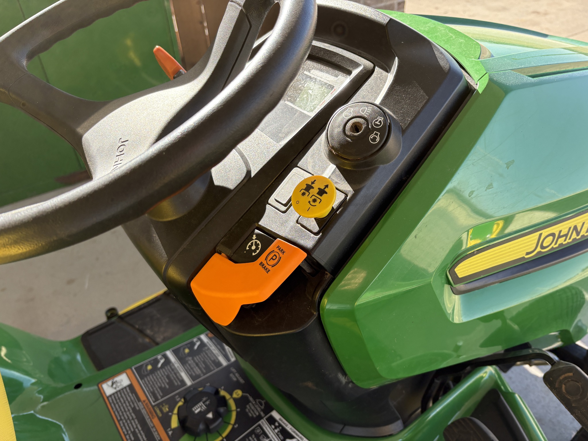 2022 John Deere X380 Image 5